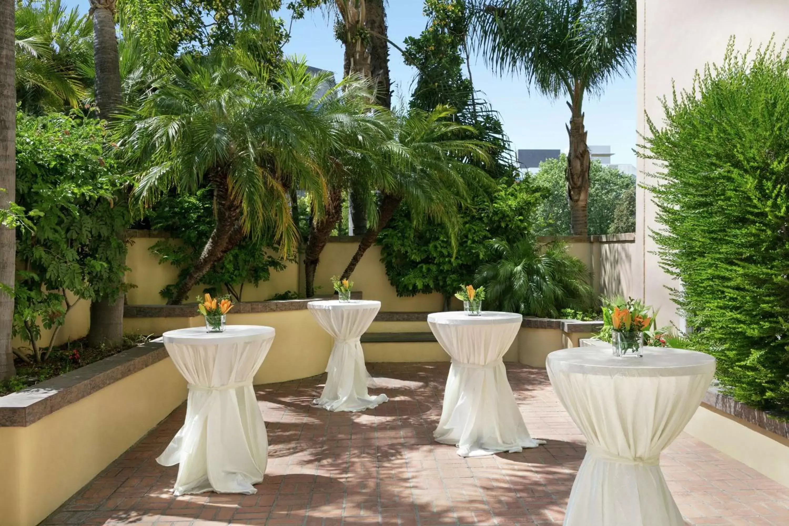 Patio, Banquet Facilities in Embassy Suites by Hilton Los Angeles Downey