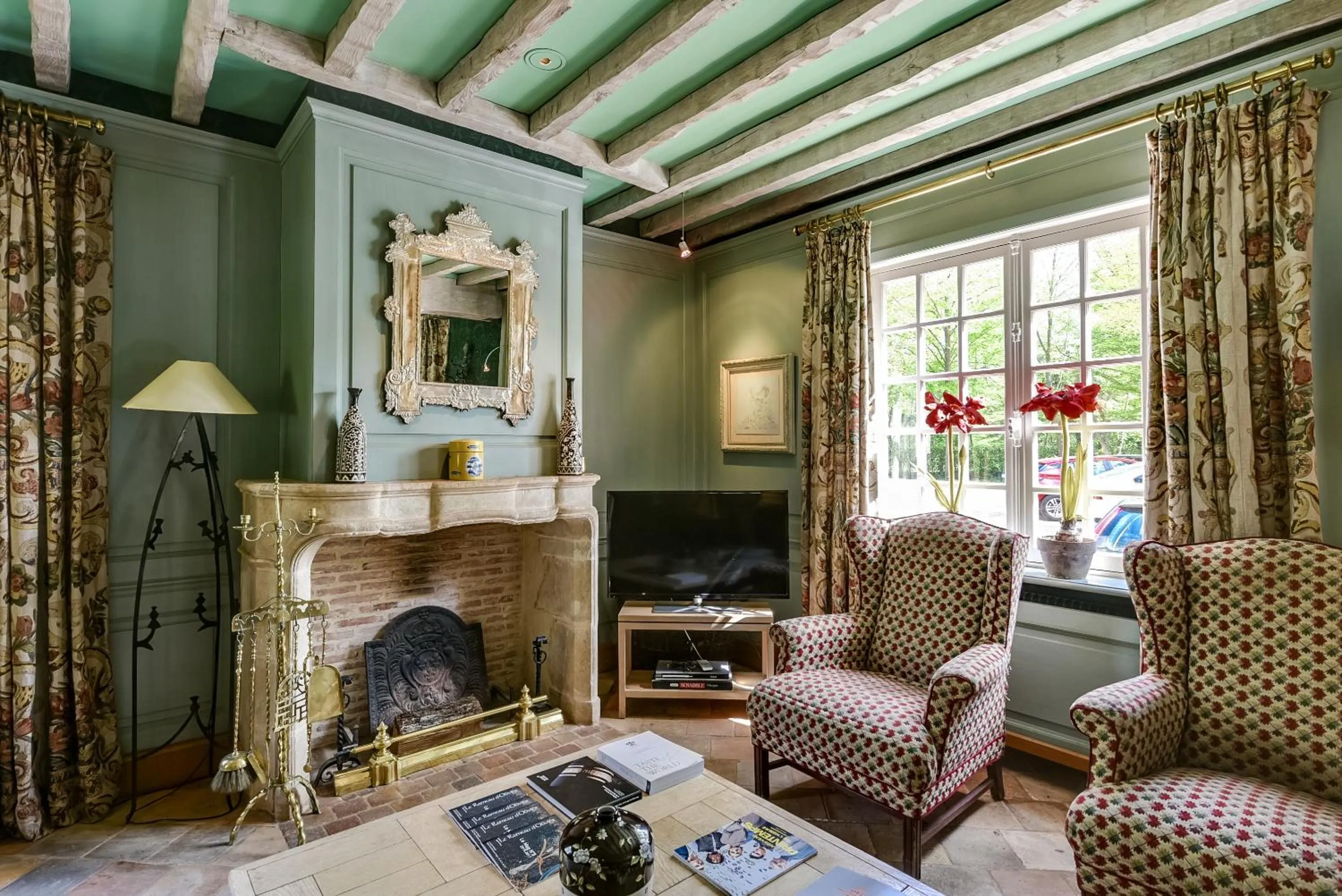 Communal lounge/ TV room in Cazaudehore, hôtel de charme au vert