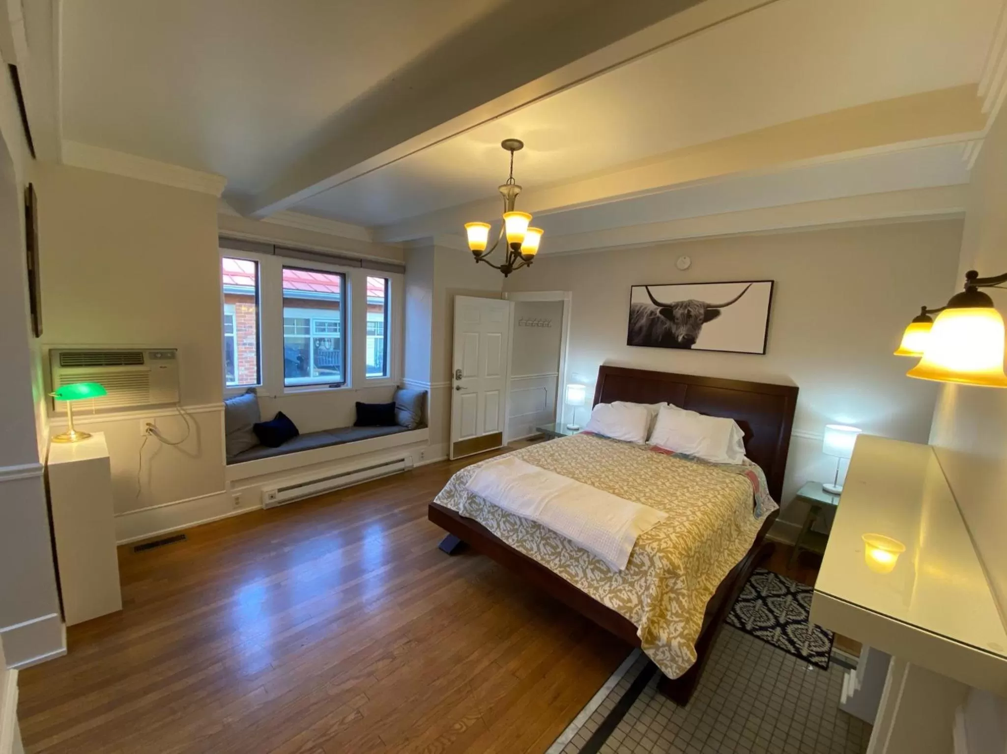 Bed in Goldsmith's River Front Inn