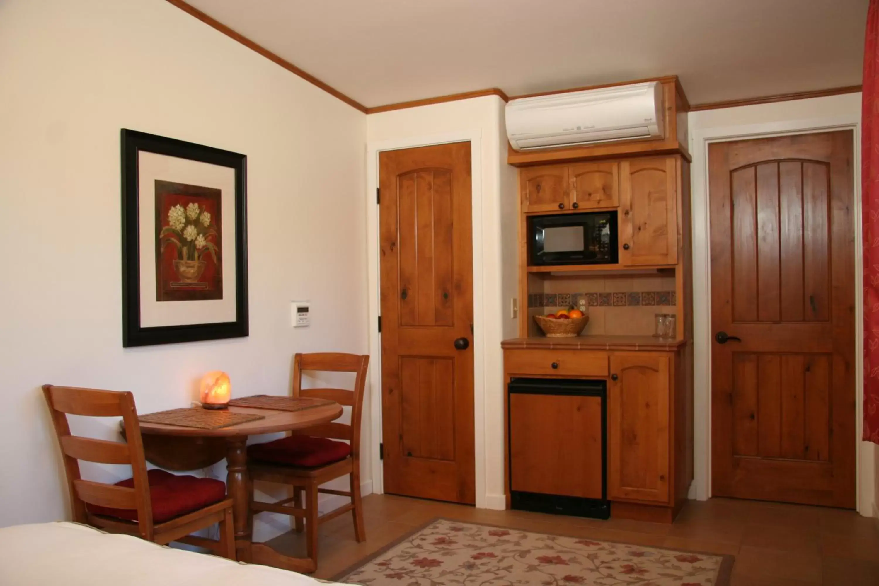Photo of the whole room, Kitchen/Kitchenette in Ojai Retreat & Inn