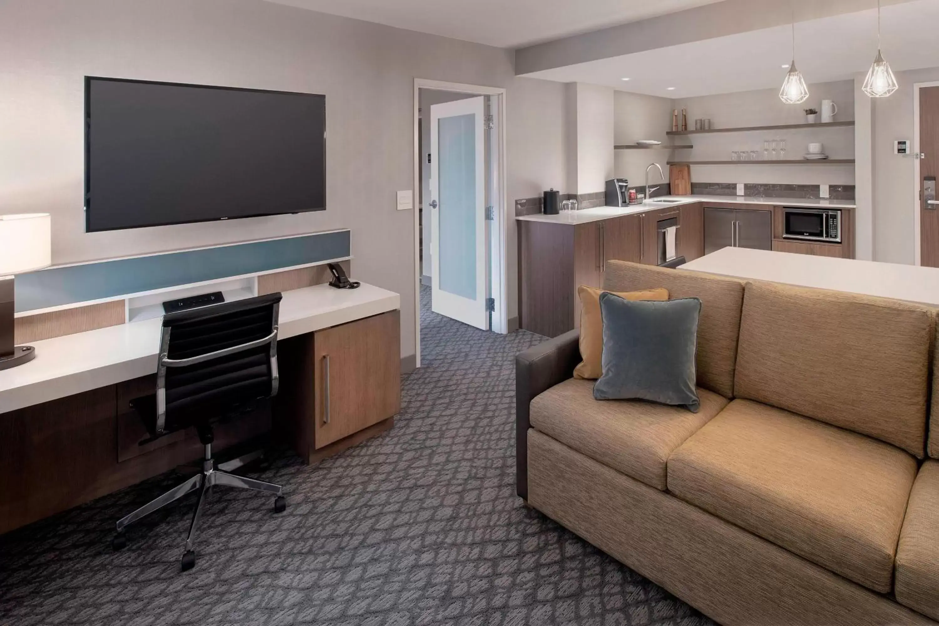 Bedroom, TV/Entertainment Center in Delta Hotels by Marriott Seattle Everett