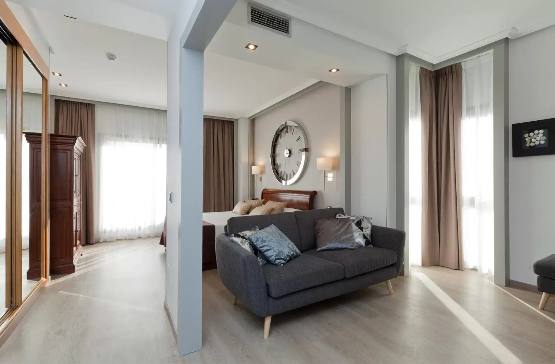 Bed, Seating Area in Hotel Villamadrid