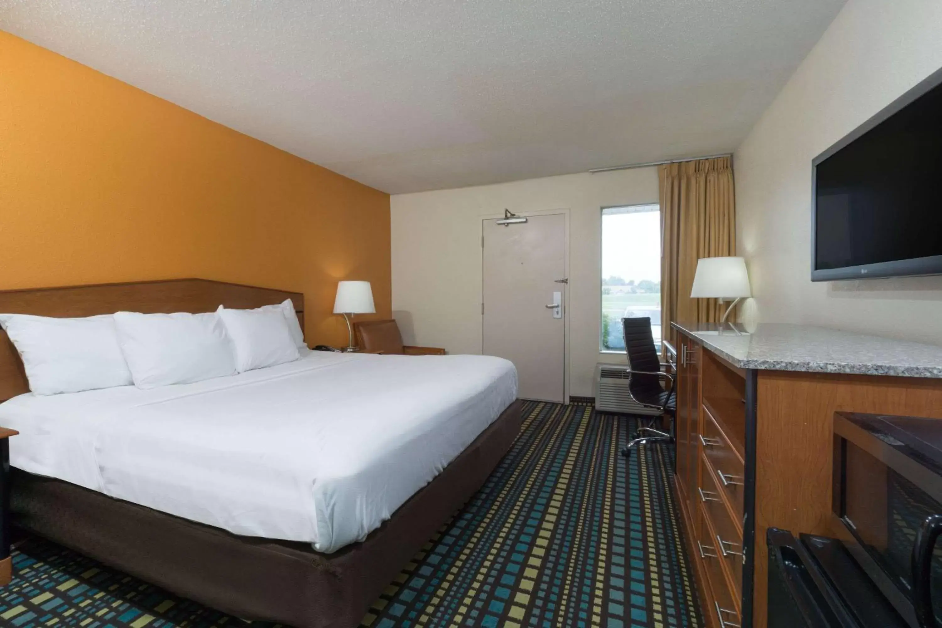 Photo of the whole room, Bed in Days Inn by Wyndham Florence Cincinnati Area