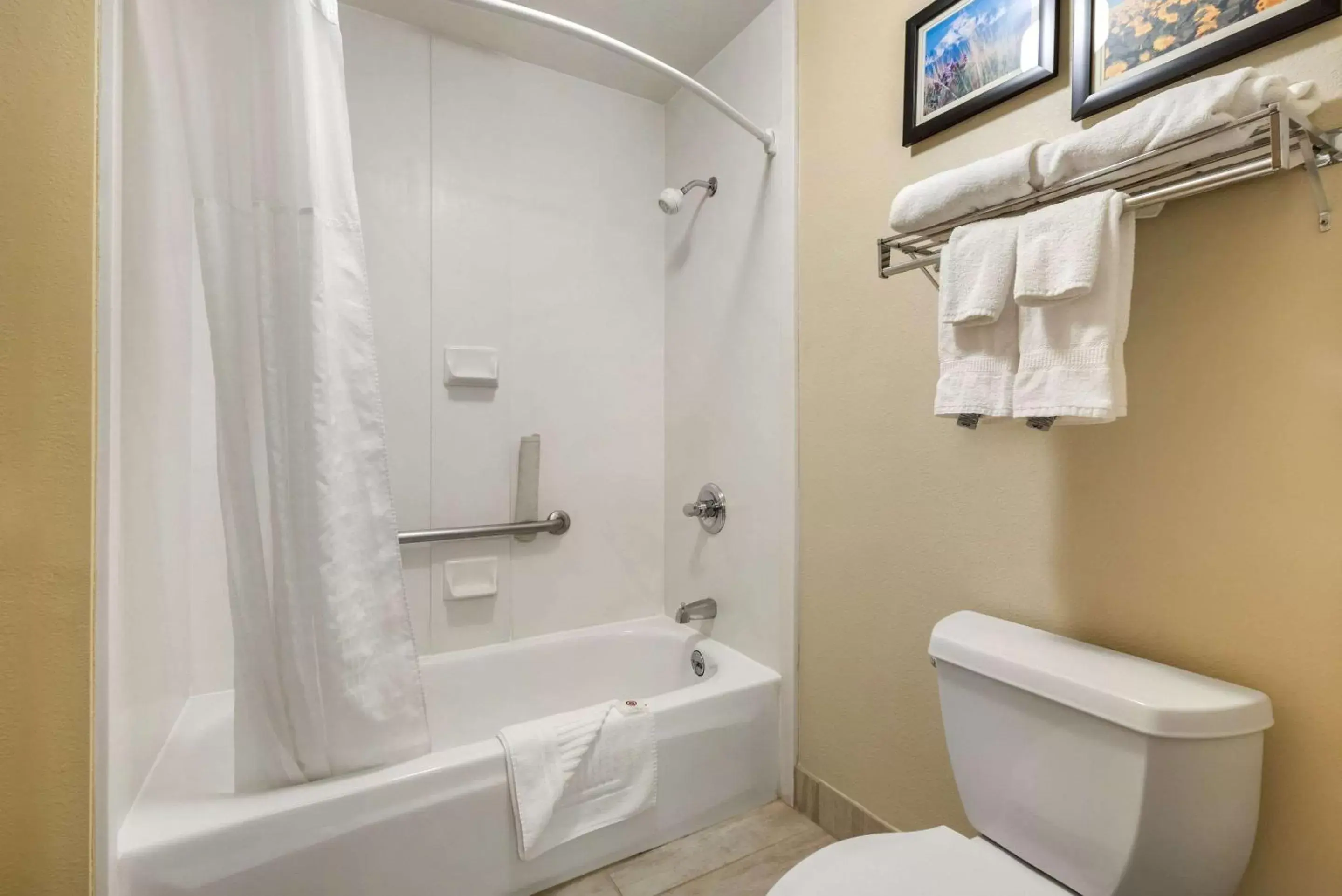 Photo of the whole room, Bathroom in Comfort Inn Limon