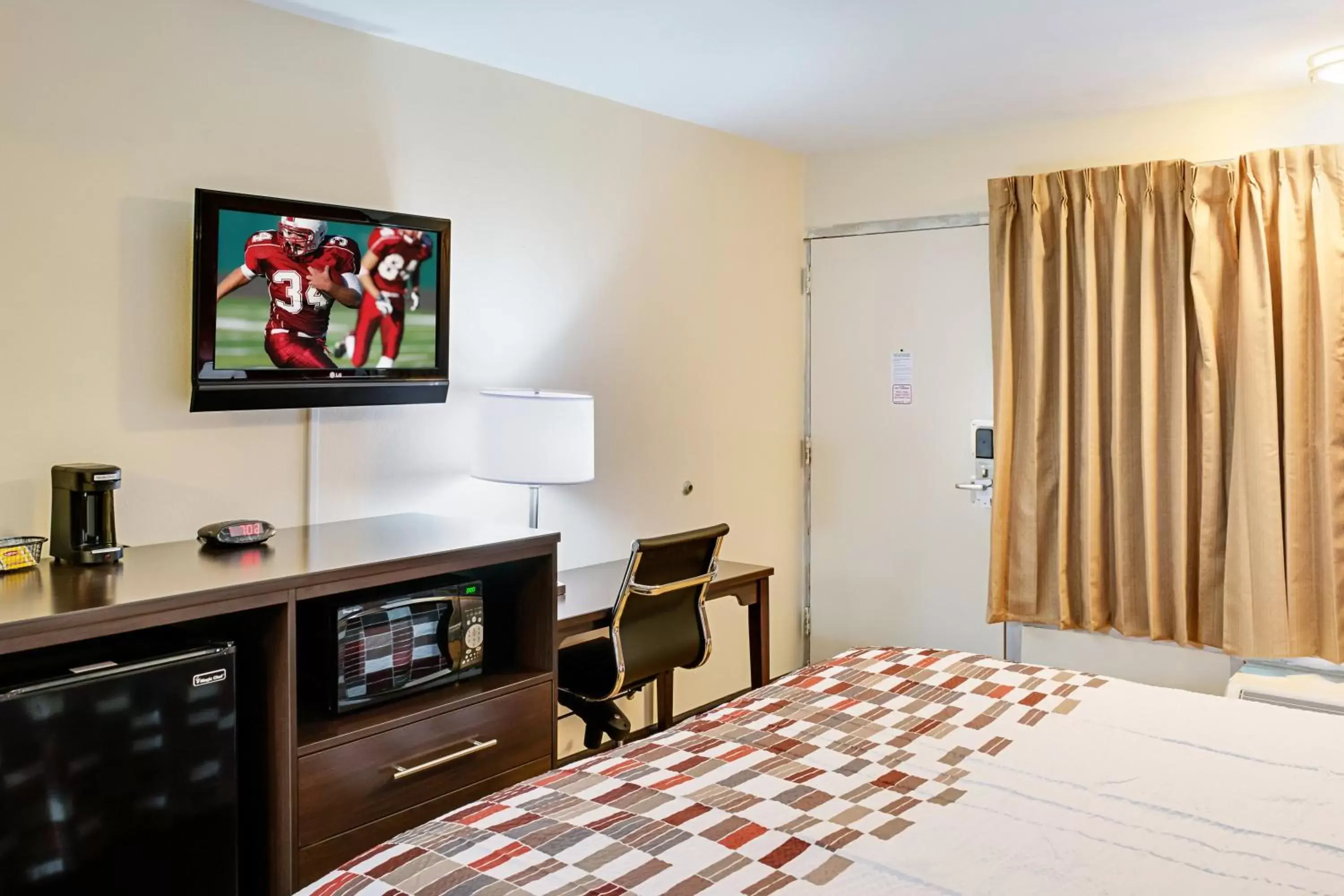Bedroom, TV/Entertainment Center in Red Roof Inn Indianapolis East