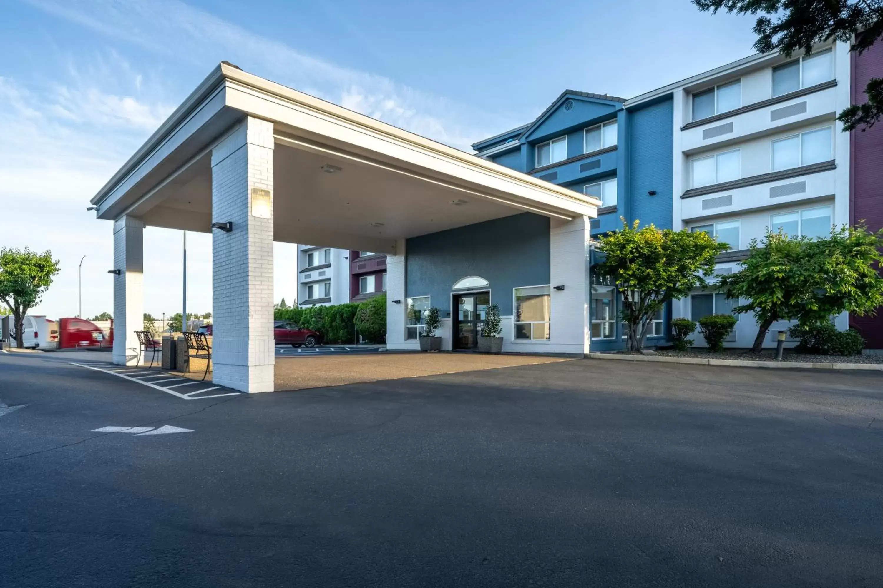 Property building in Best Western Lake Oswego Hotel & Suites