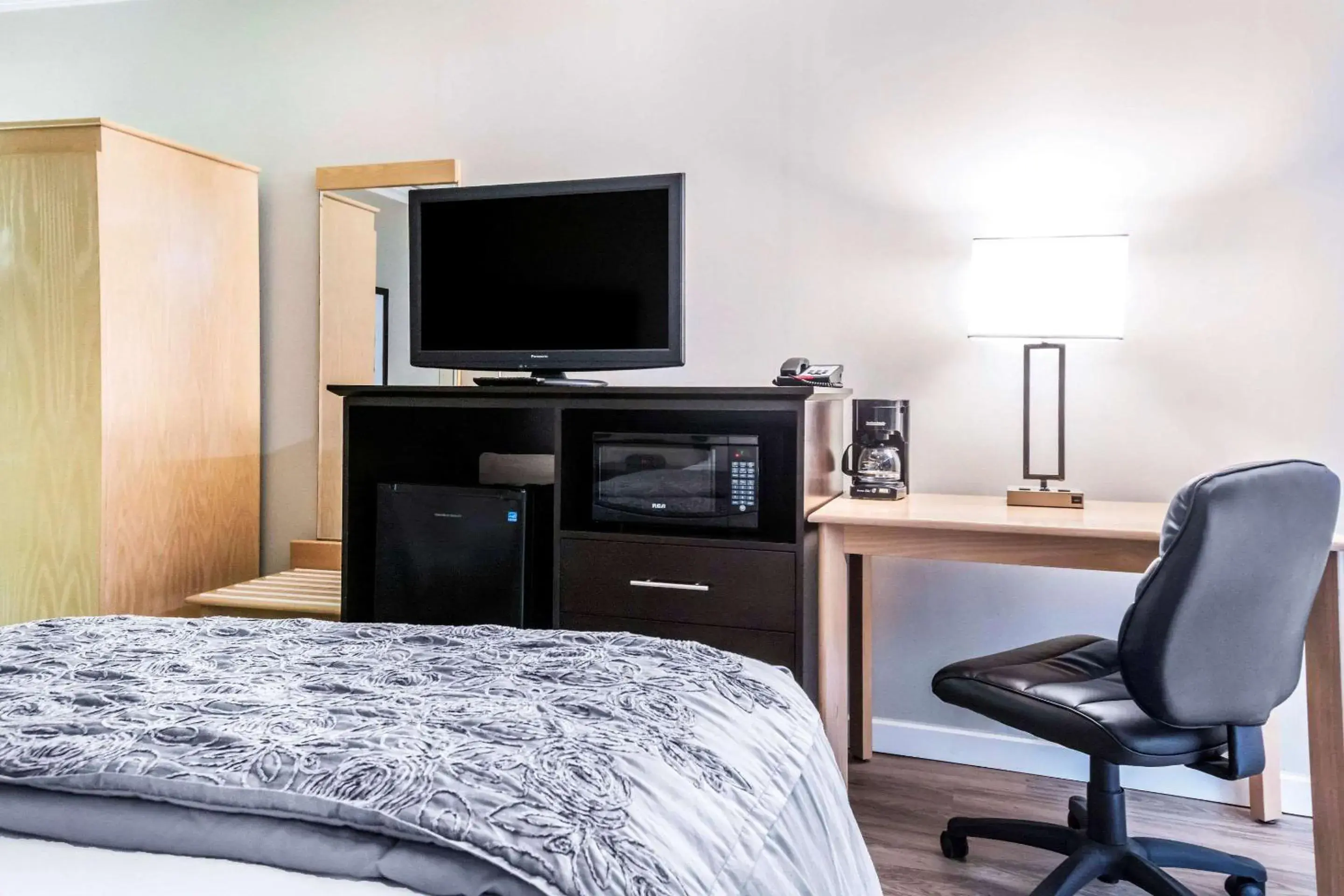 Photo of the whole room, TV/Entertainment Center in Travelodge by Wyndham Trois-Rivieres