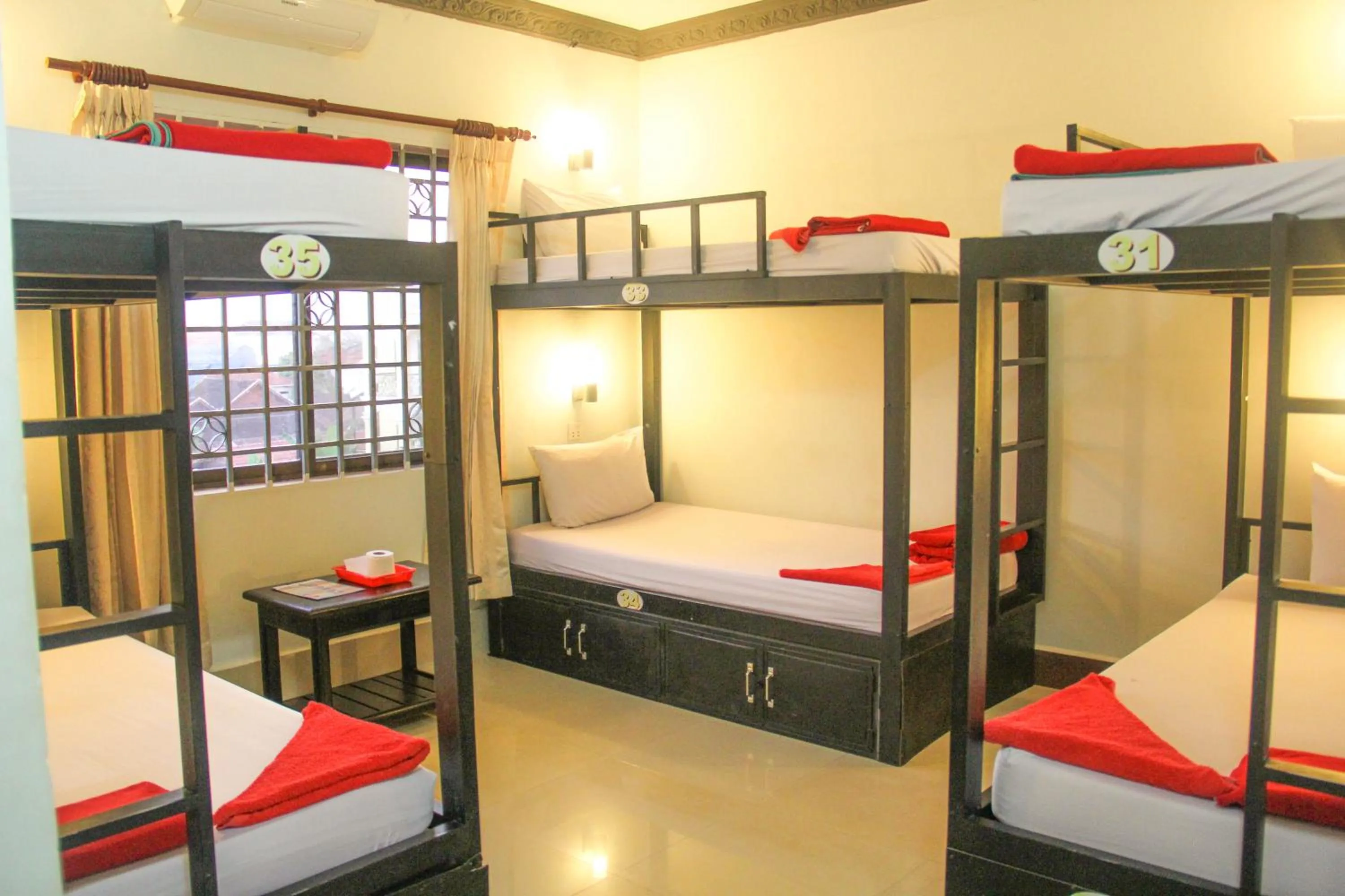 Bedroom, Bed in Tropical Breeze