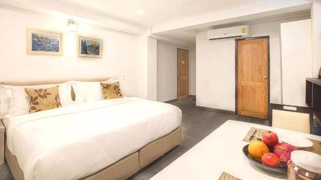 Photo of the whole room, Bed in V One Pride-Sukhumvit 22, Bangkok
