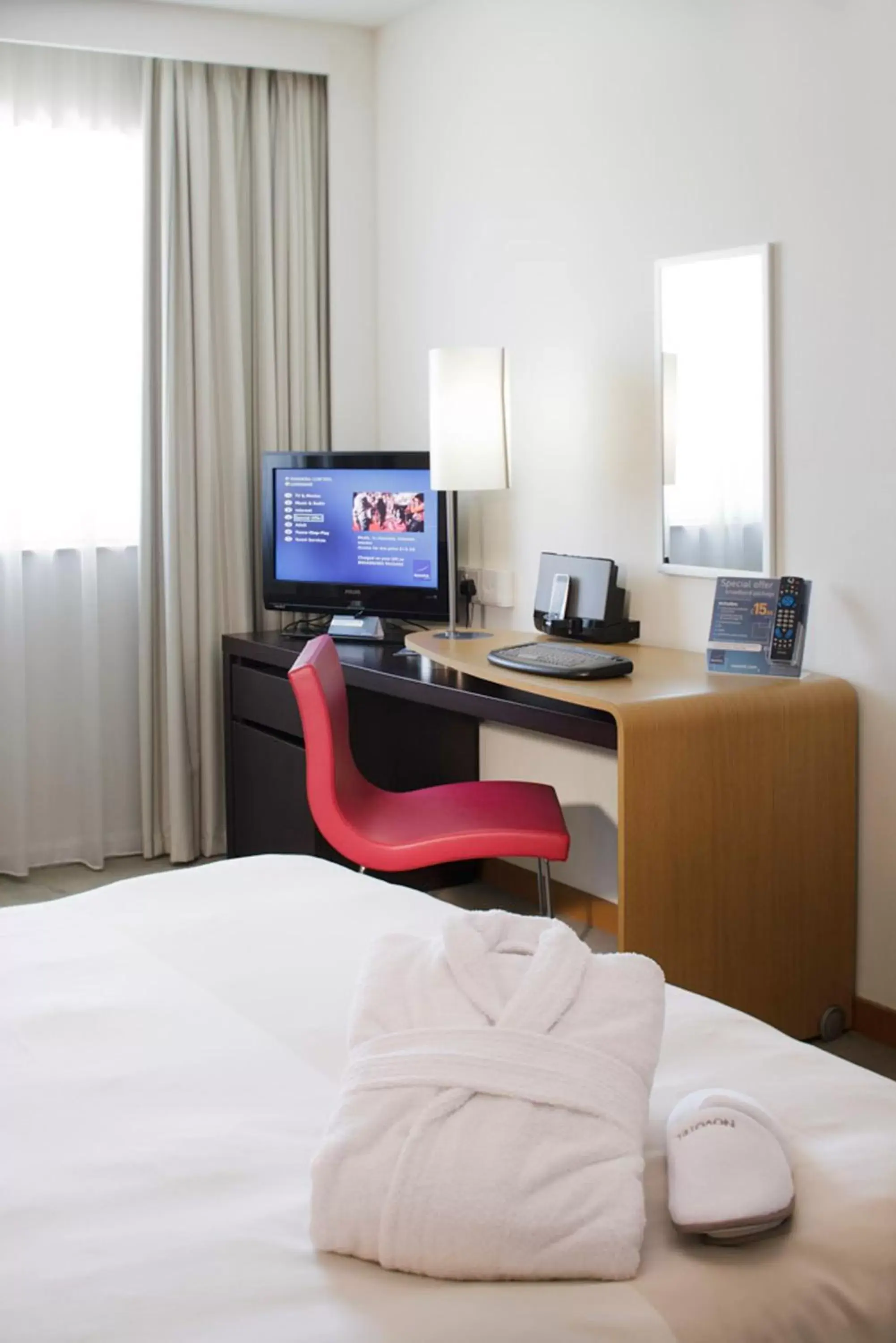 Bed, TV/Entertainment Center in Novotel London Greenwich