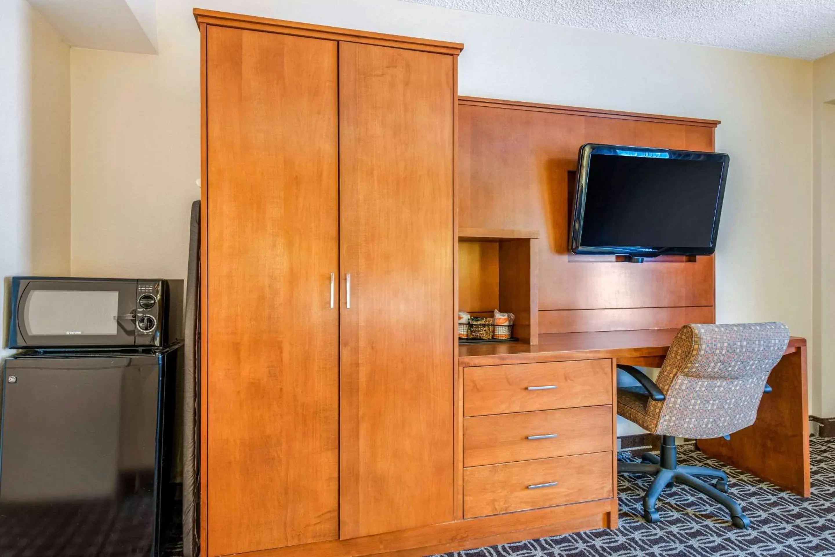 Photo of the whole room, TV/Entertainment Center in Quality Inn Savannah Historic District