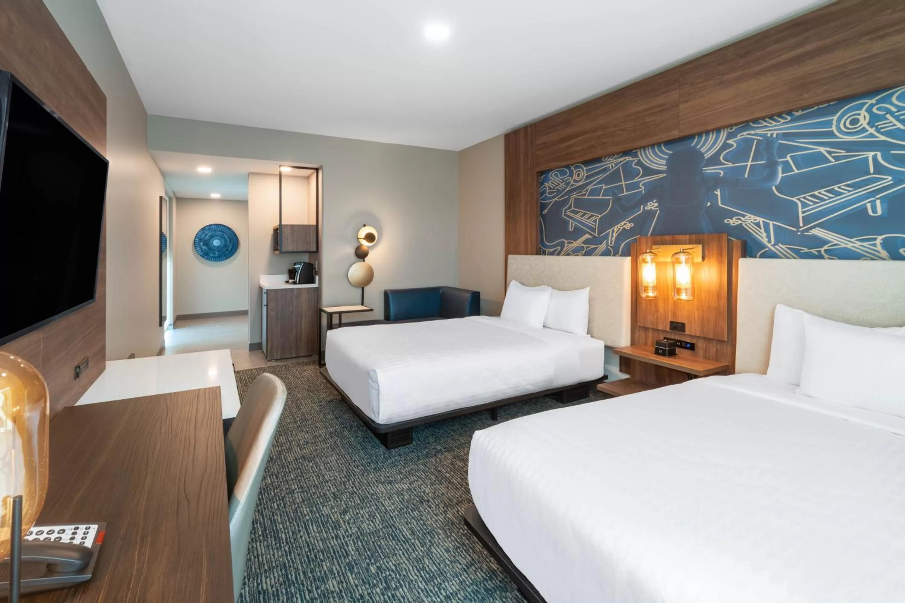 Bed in La Quinta Inn & Suites by Wyndham Nashville Downtown Stadium