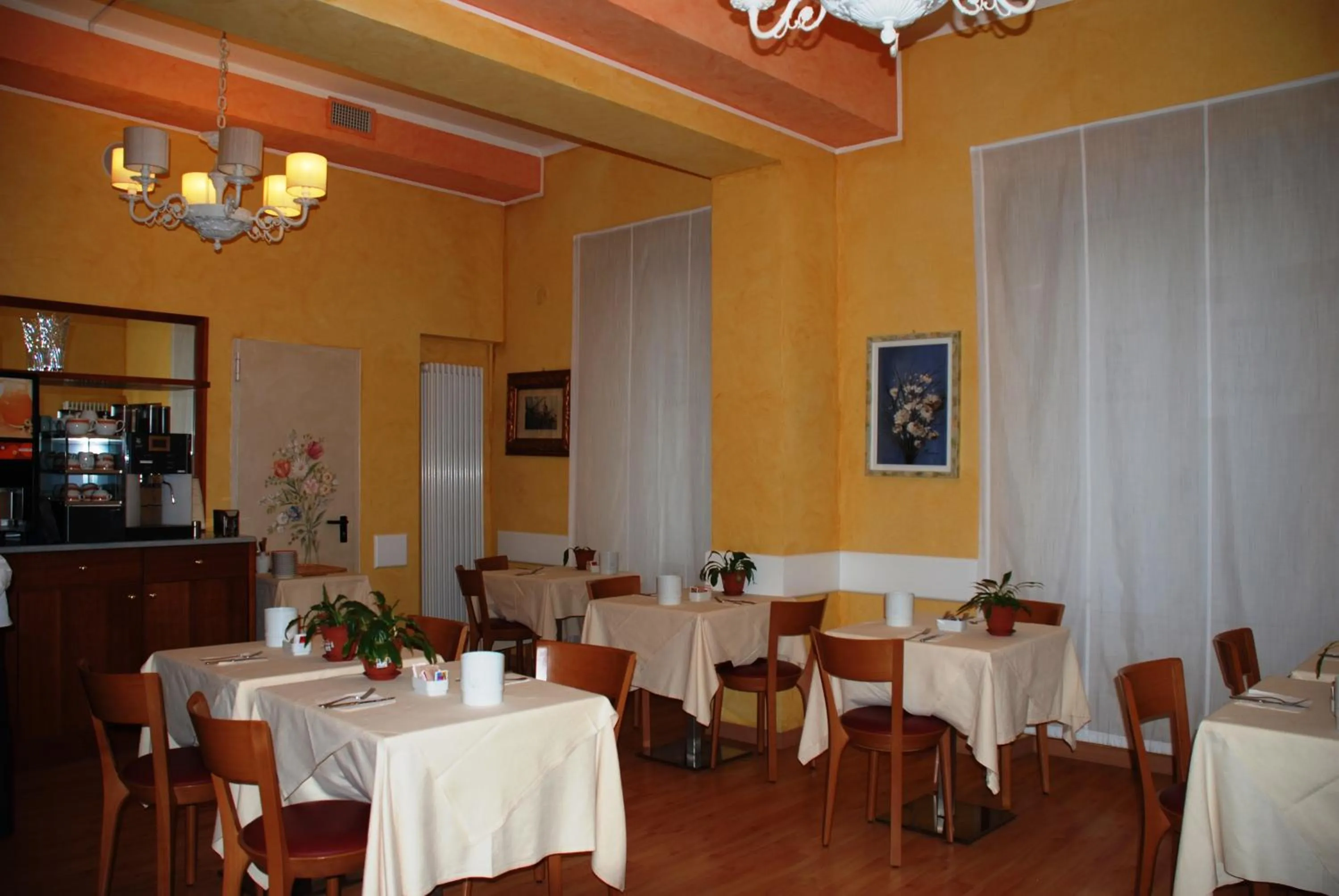 Restaurant/places to eat in Hotel Boston