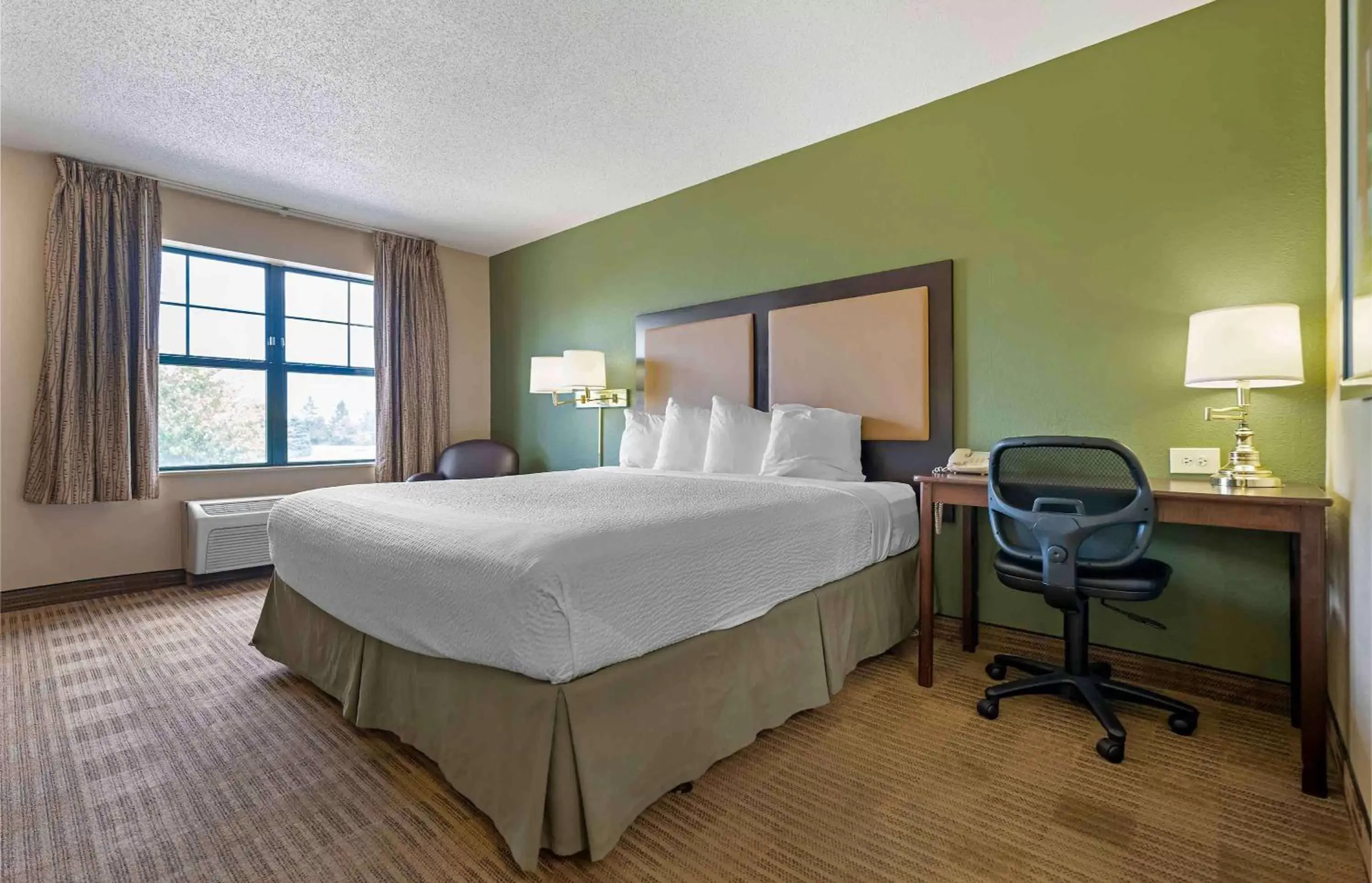 Bedroom in Extended Stay America Suites - Chicago - Hanover Park