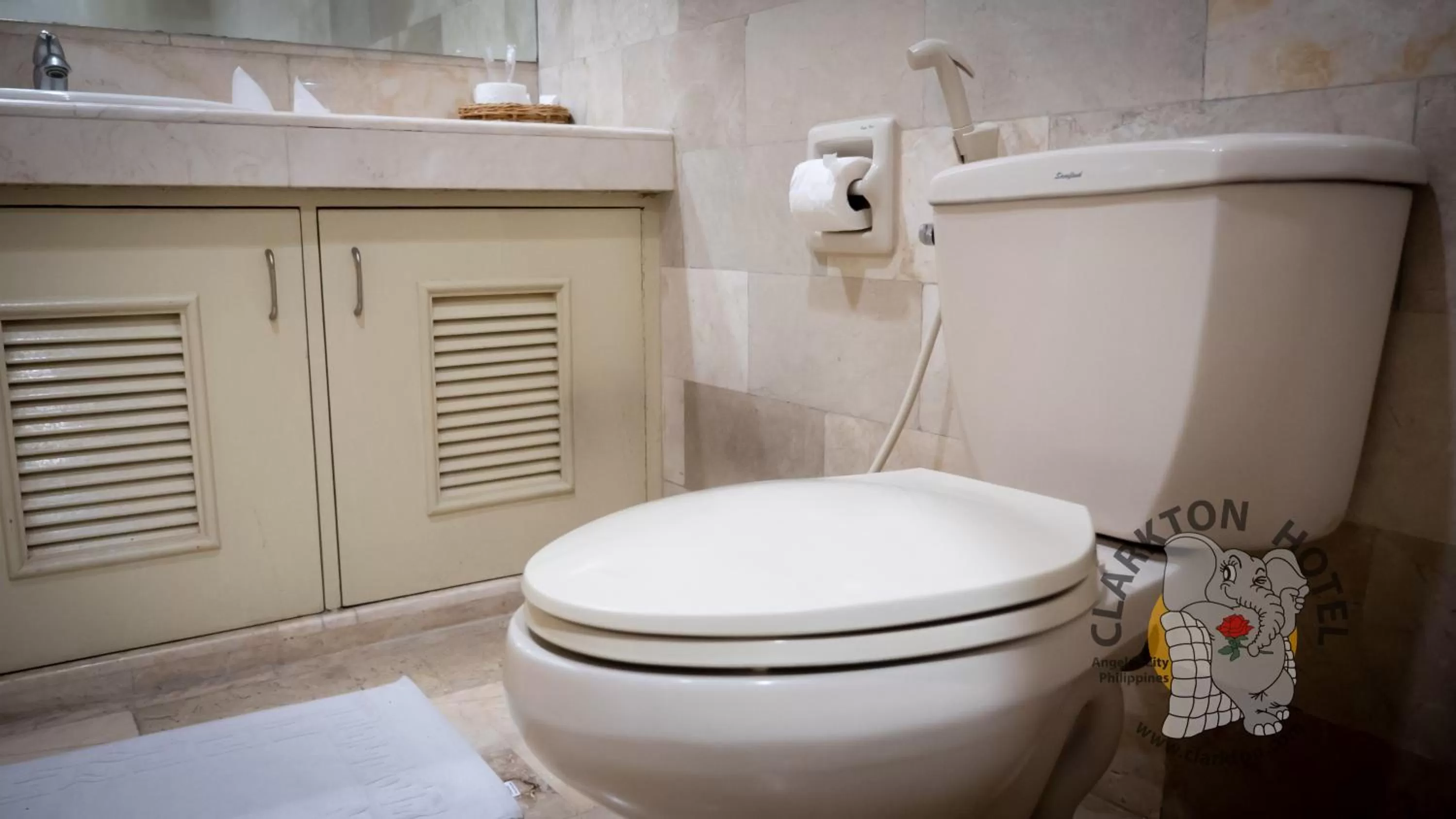 Bathroom in Clarkton Hotel Apartment