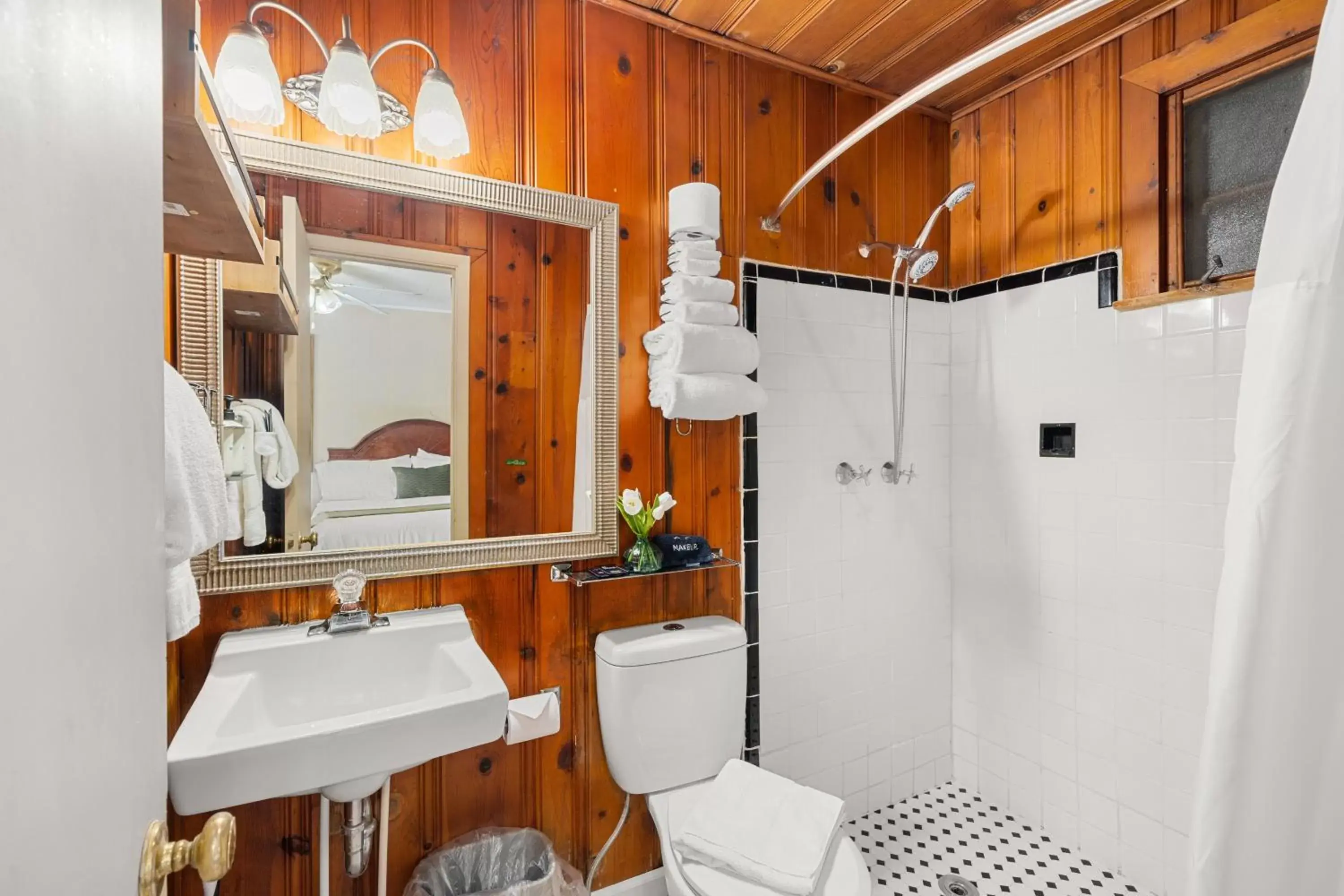 Shower, Bathroom in CedarWood Inn