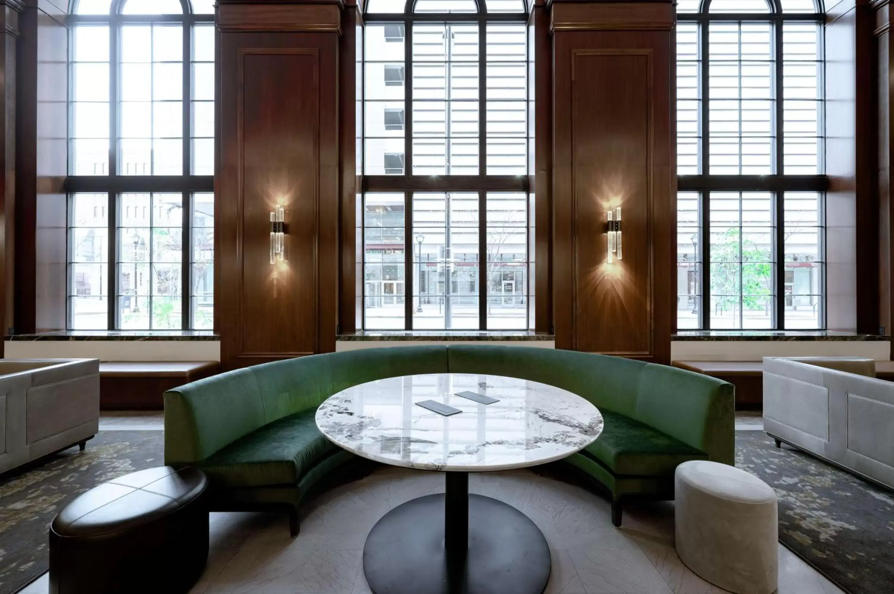 Lobby or reception, Seating Area in Hotel Fort Des Moines, Curio Collection By Hilton