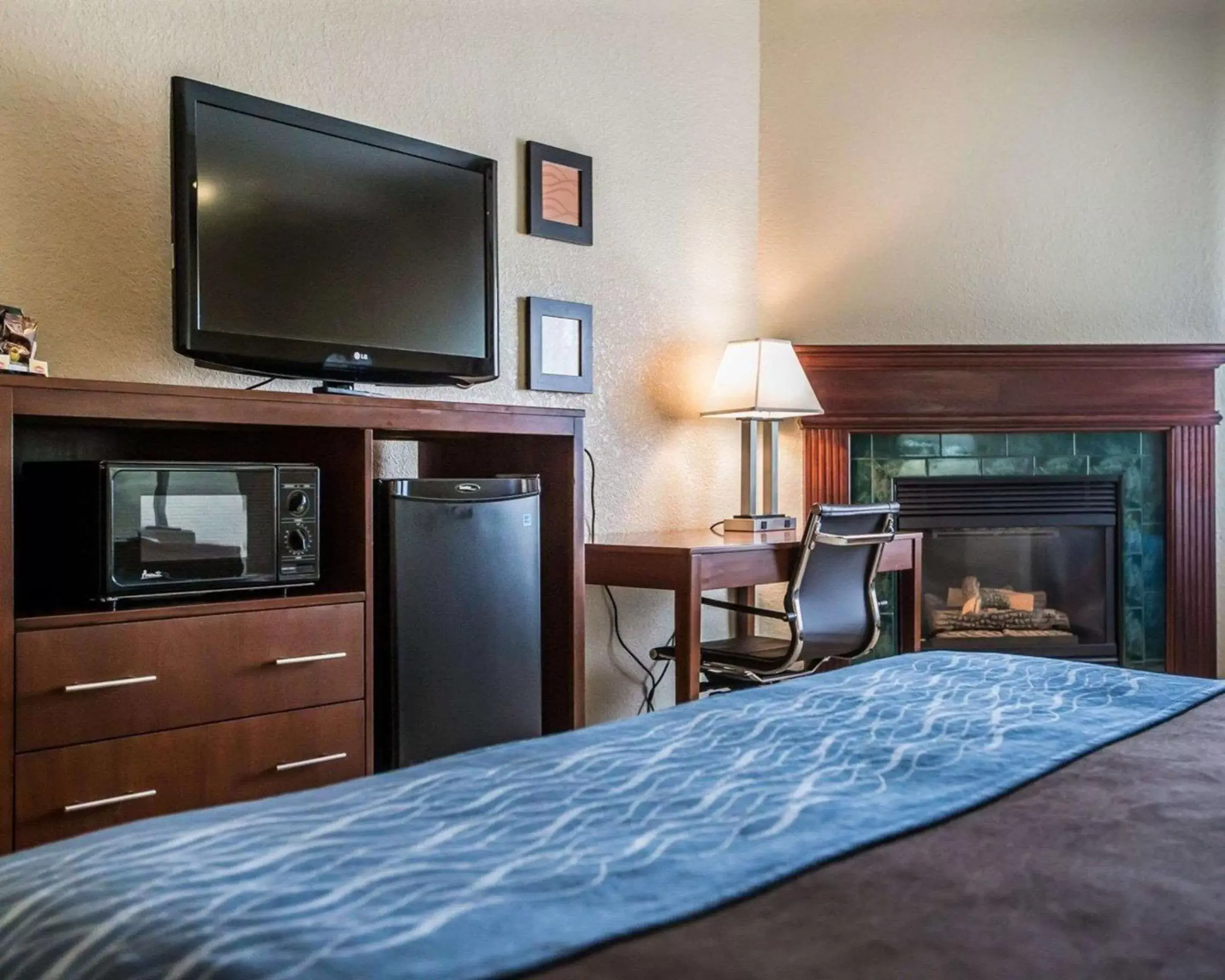 Photo of the whole room, TV/Entertainment Center in Quality Inn & Suites Dixon near I-88