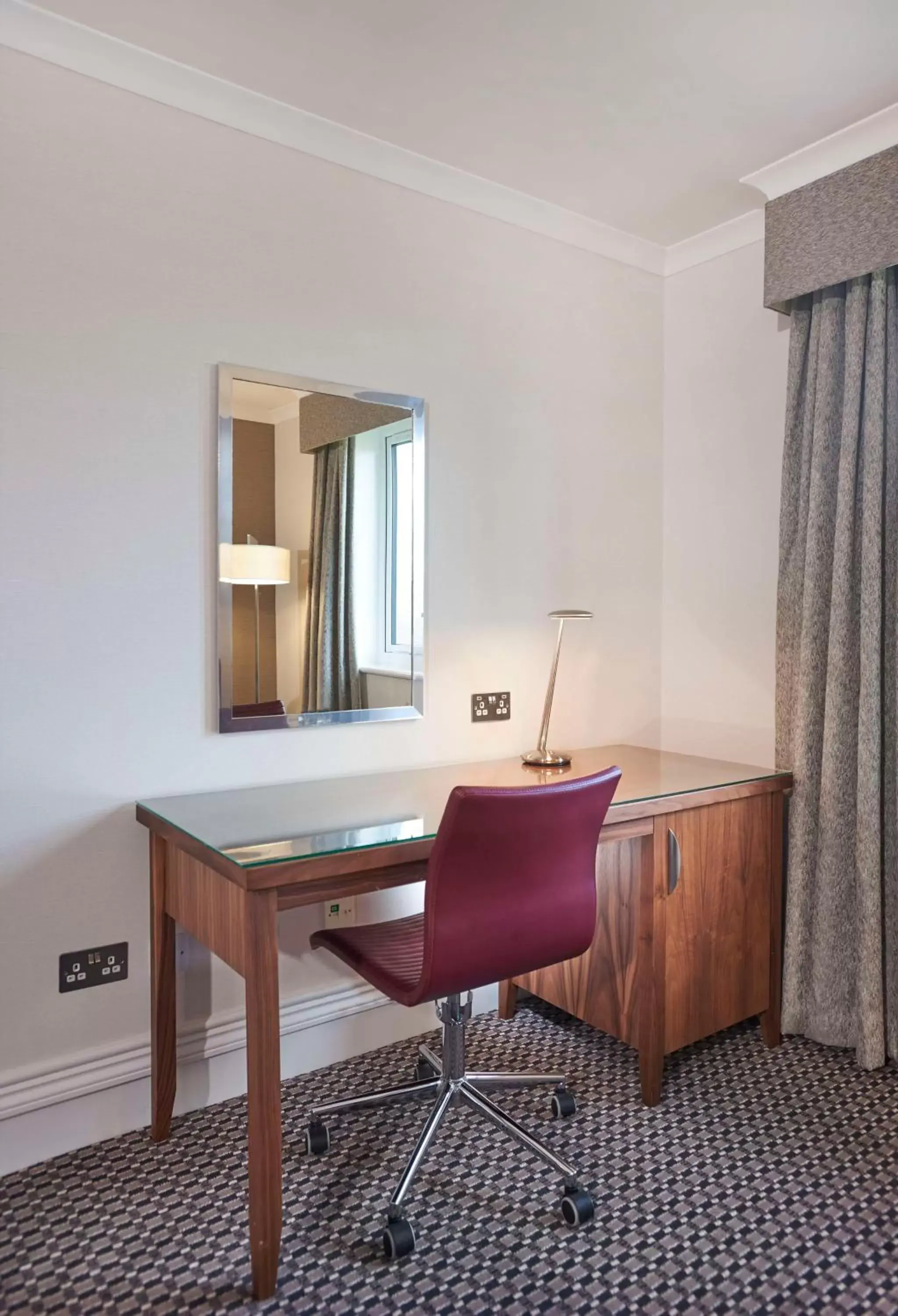 Bedroom, TV/Entertainment Center in DoubleTree by Hilton Bristol North