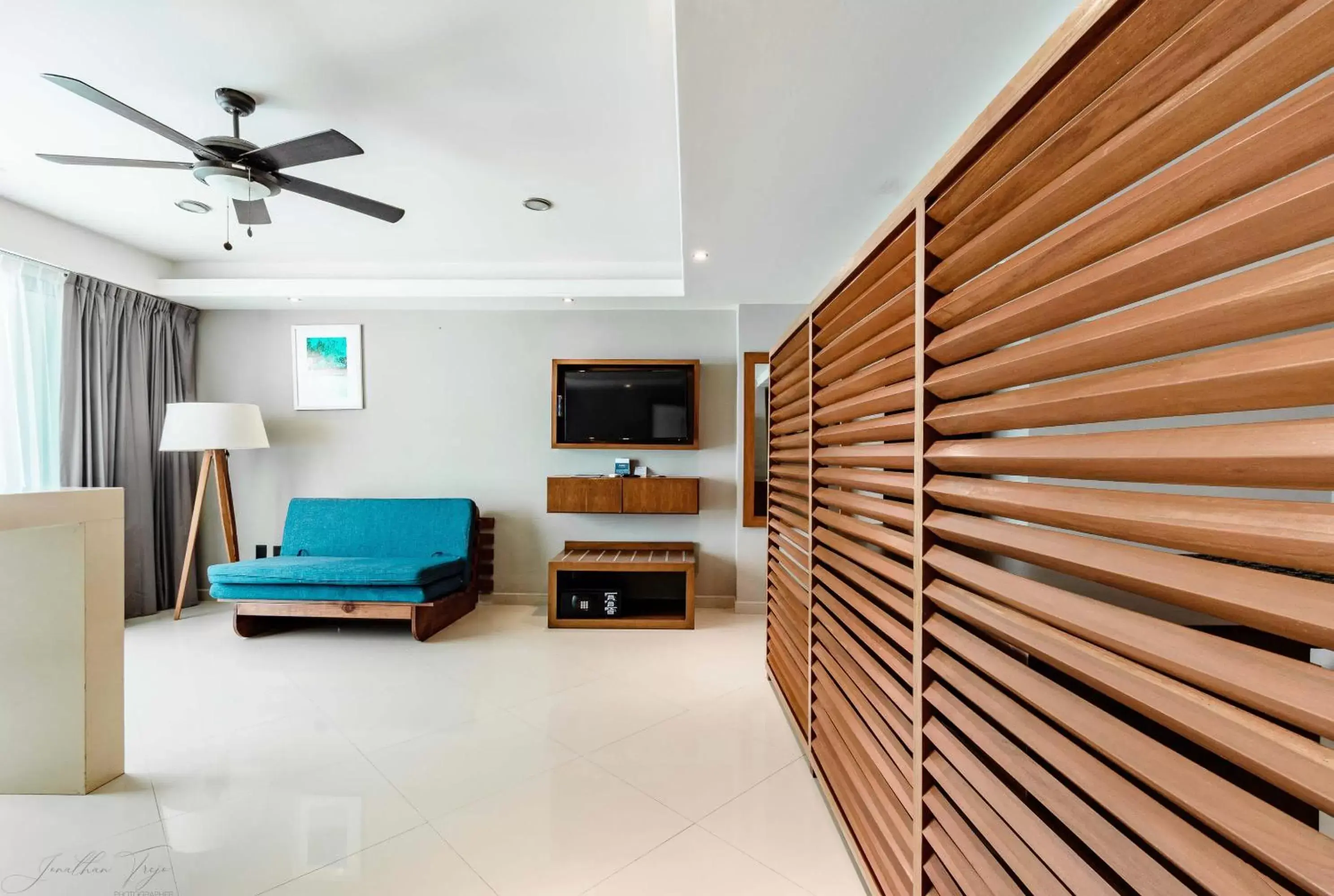 Living room in Ocean Dream Cancun by GuruHotel