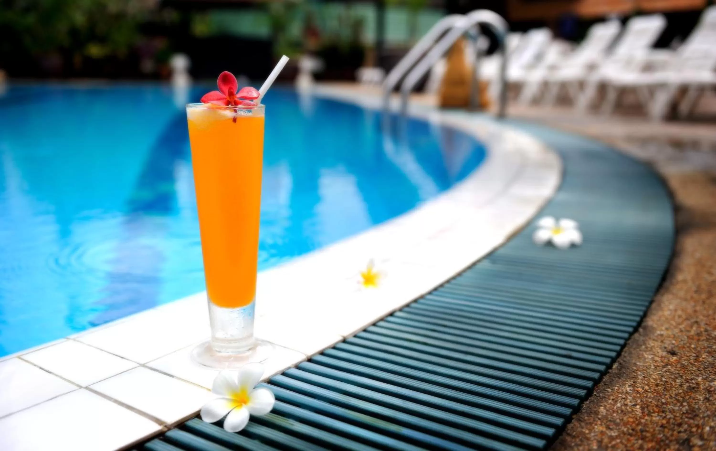 Swimming pool in Suppamitr Villa Hotel