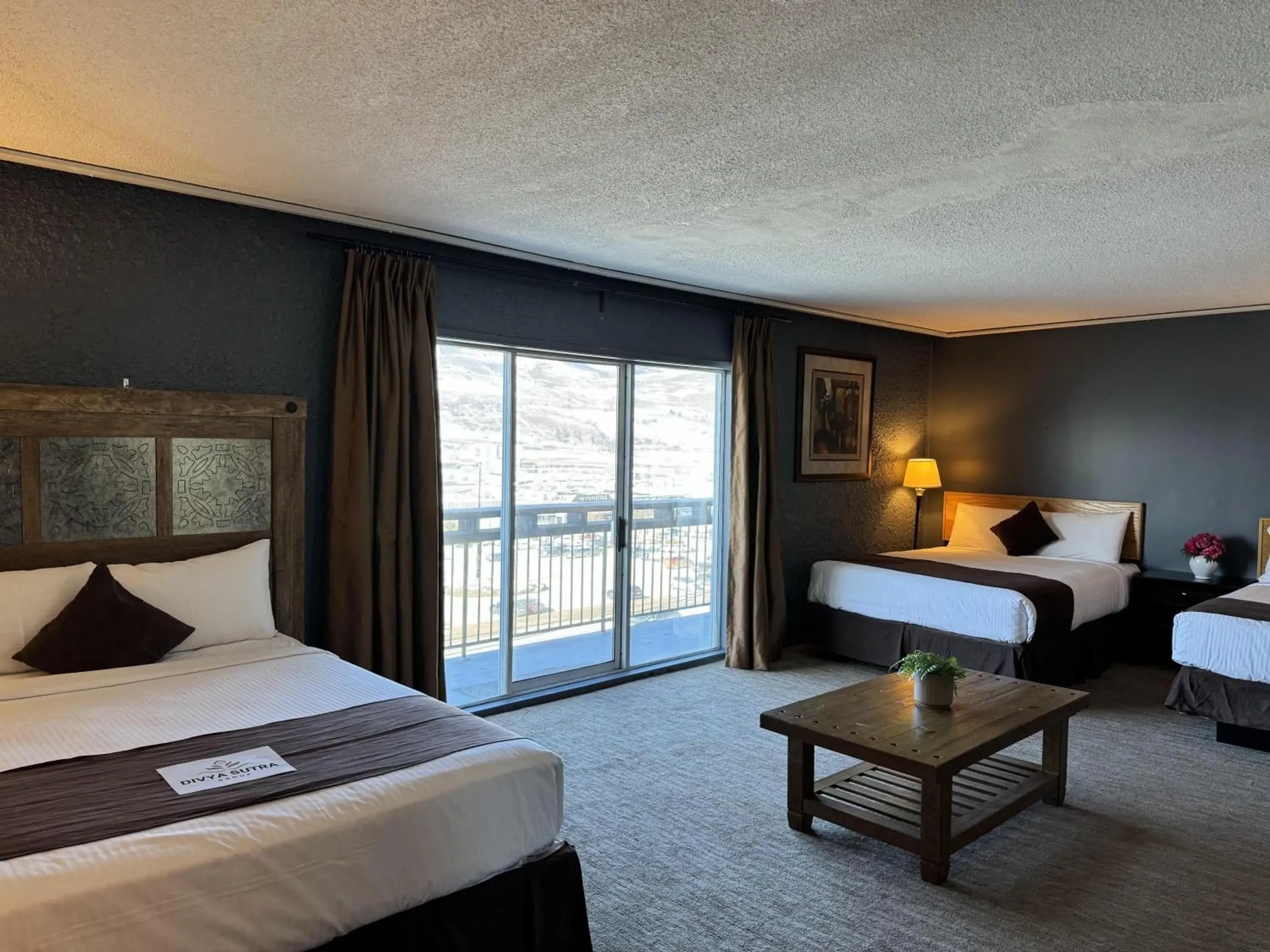 Balcony/Terrace in DIVYA SUTRA Riviera Plaza and Conference Centre, Vernon, BC