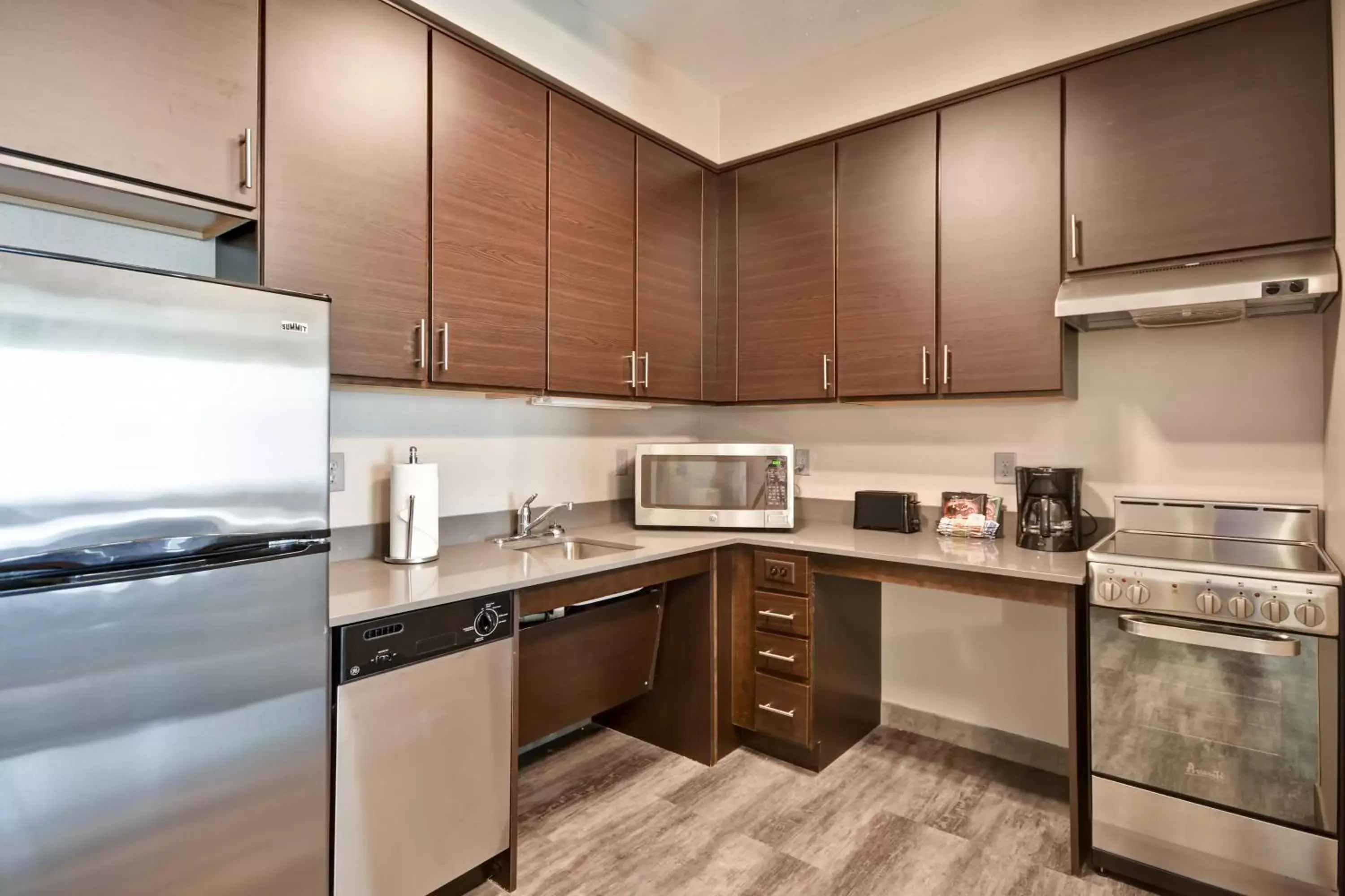 Bedroom, Kitchen/Kitchenette in TownePlace Suites by Marriott Cranbury South Brunswick