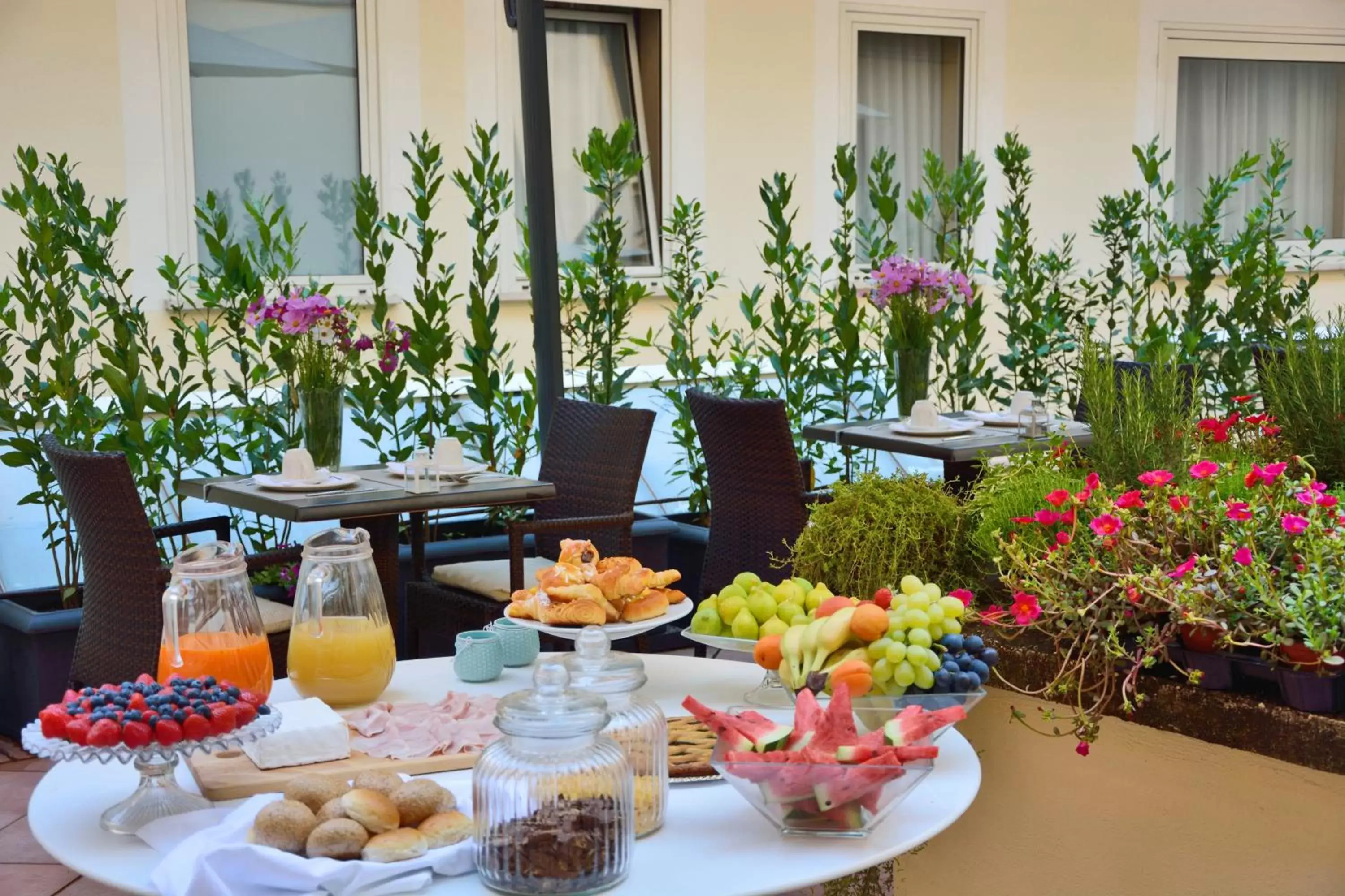 Garden, Restaurant/Places to Eat in LH Hotel Lloyd Roma