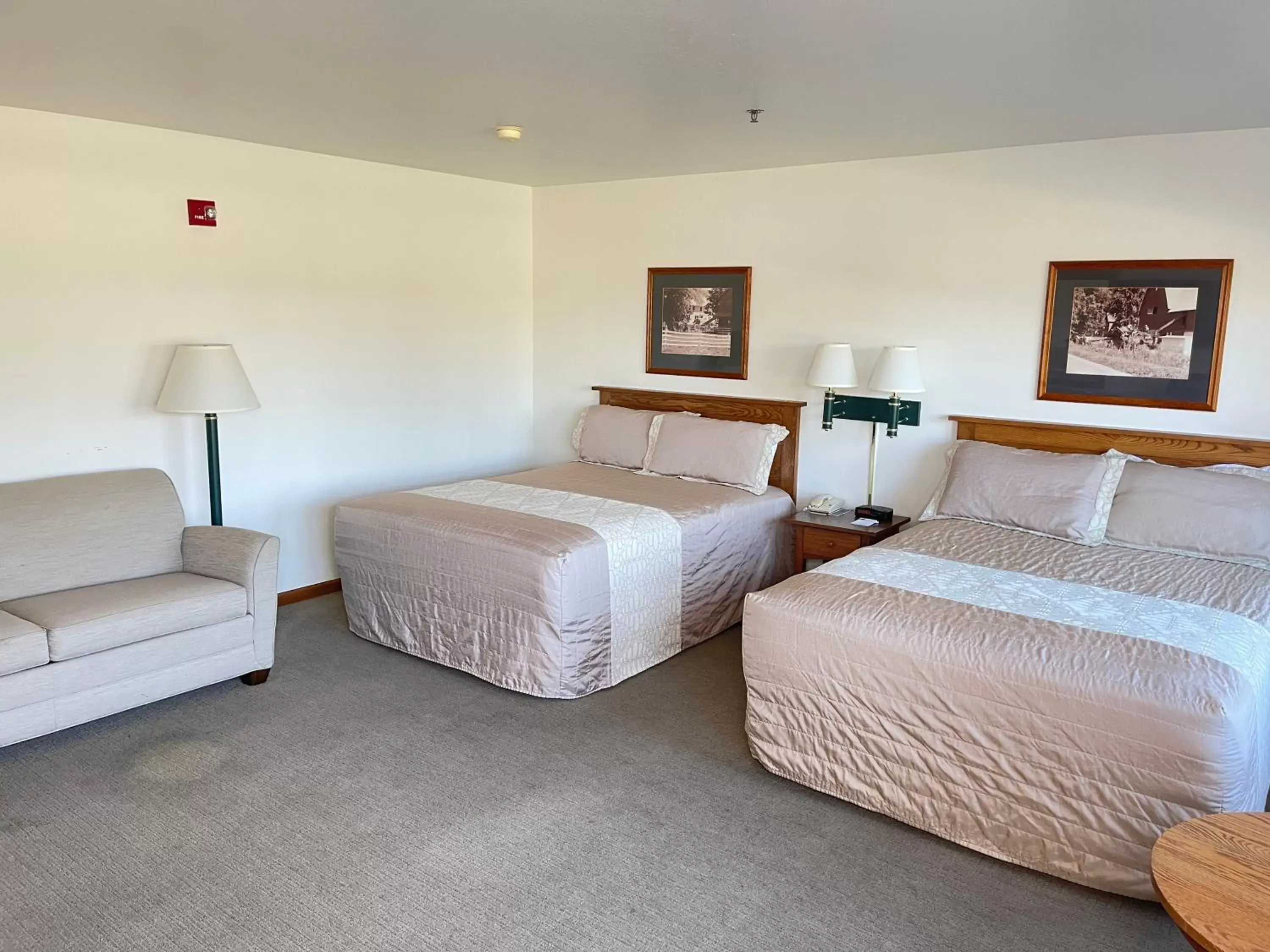 Bed in Farmstead Inn and Conference Center