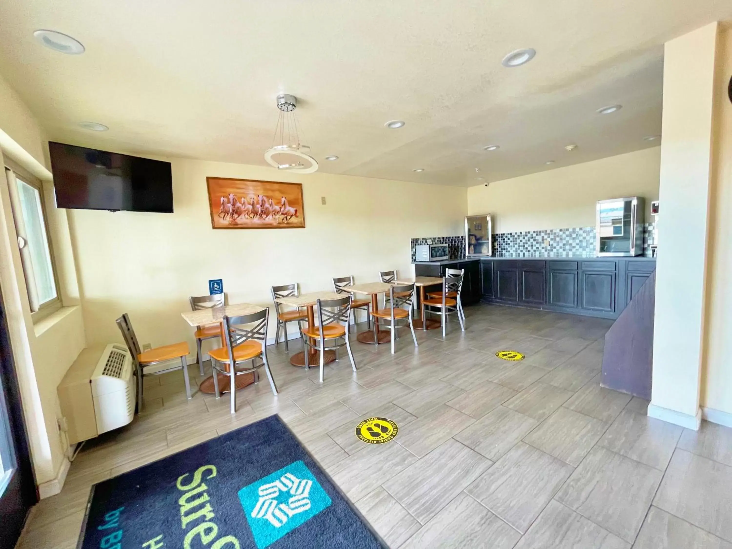 Lobby or reception, Restaurant/Places to Eat in SureStay Hotel by Best Western Williams