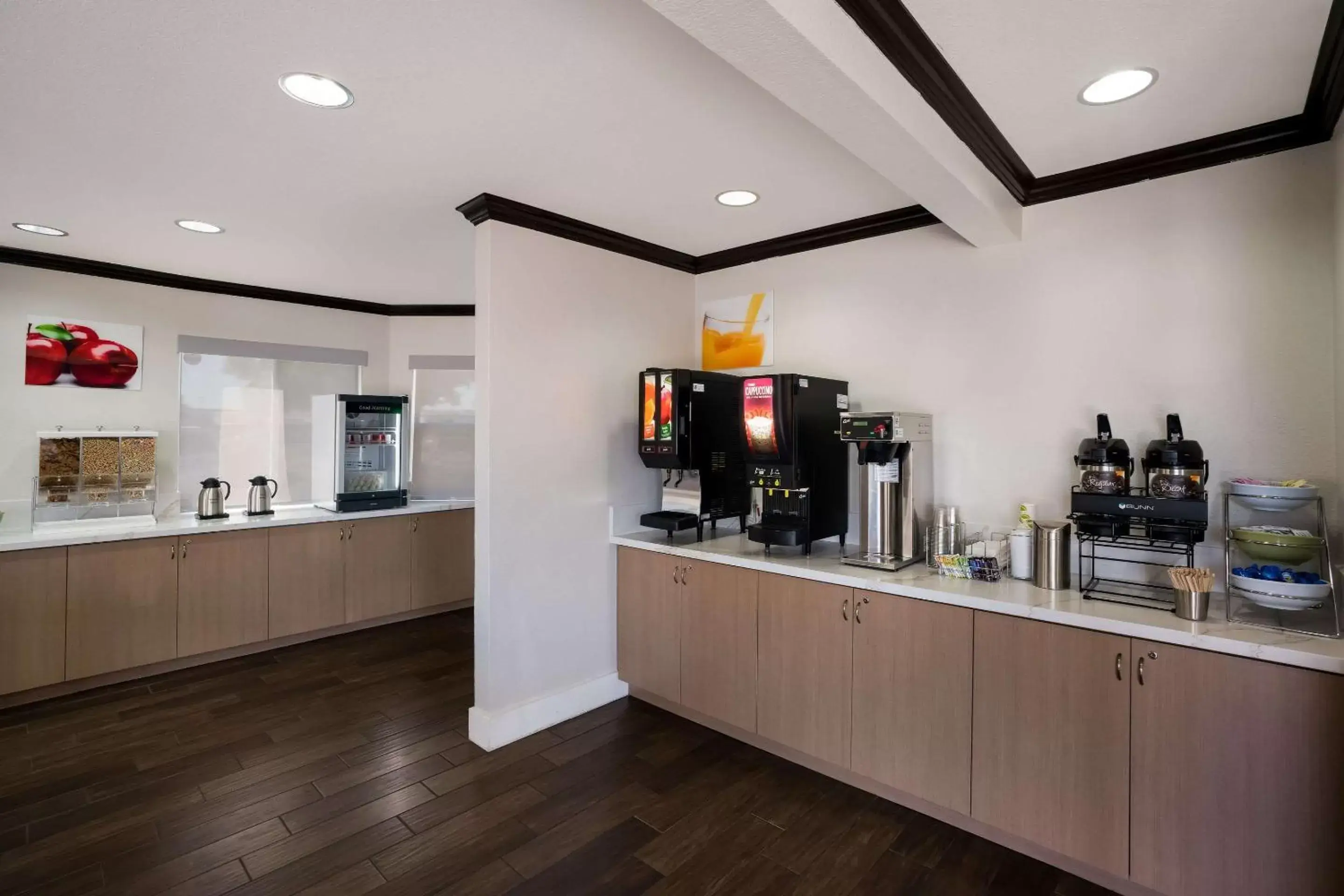 Breakfast, Kitchen/Kitchenette in Quality Inn Elk Grove-Sacramento