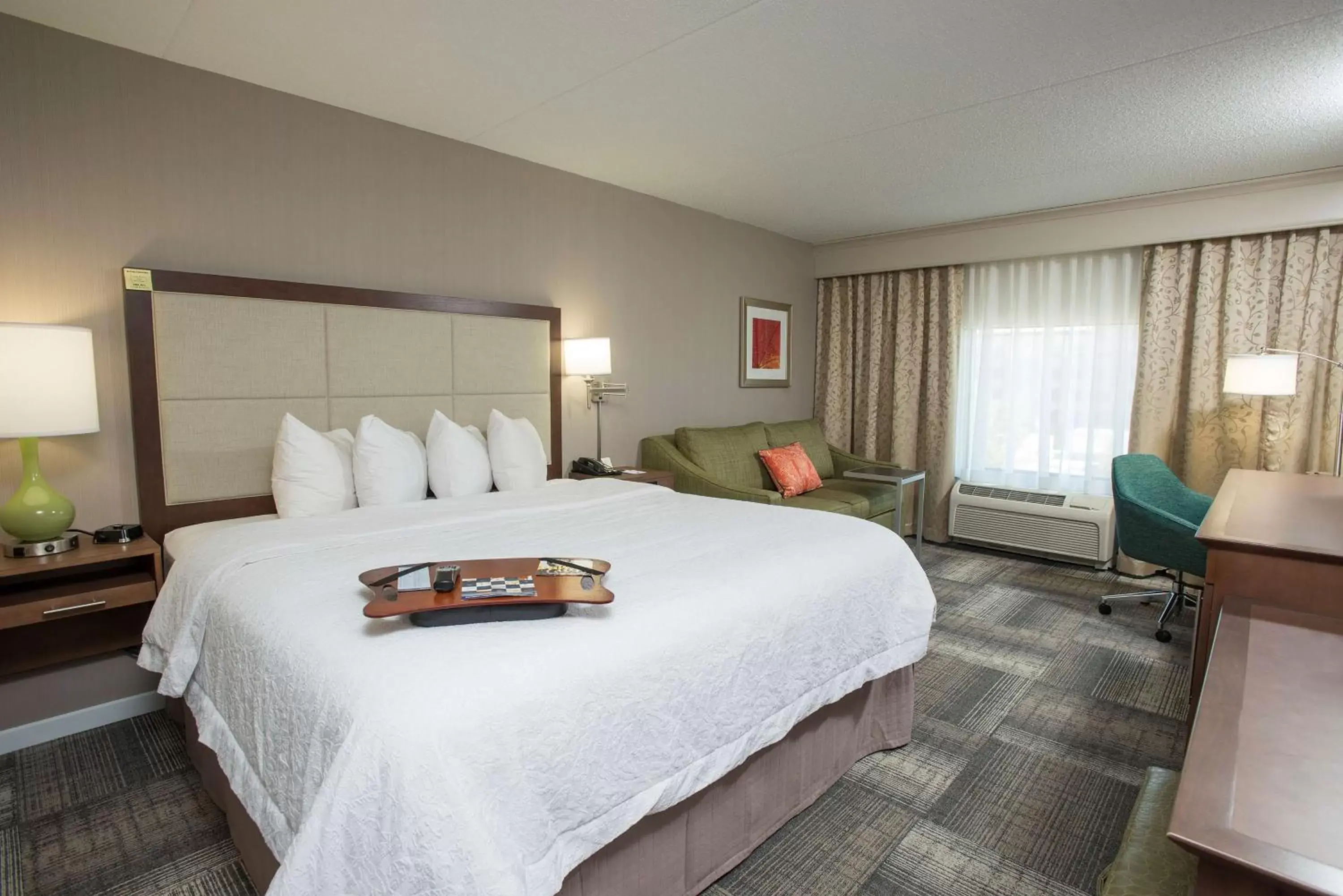 Bed in Hampton Inn & Suites Cincinnati-Union Centre