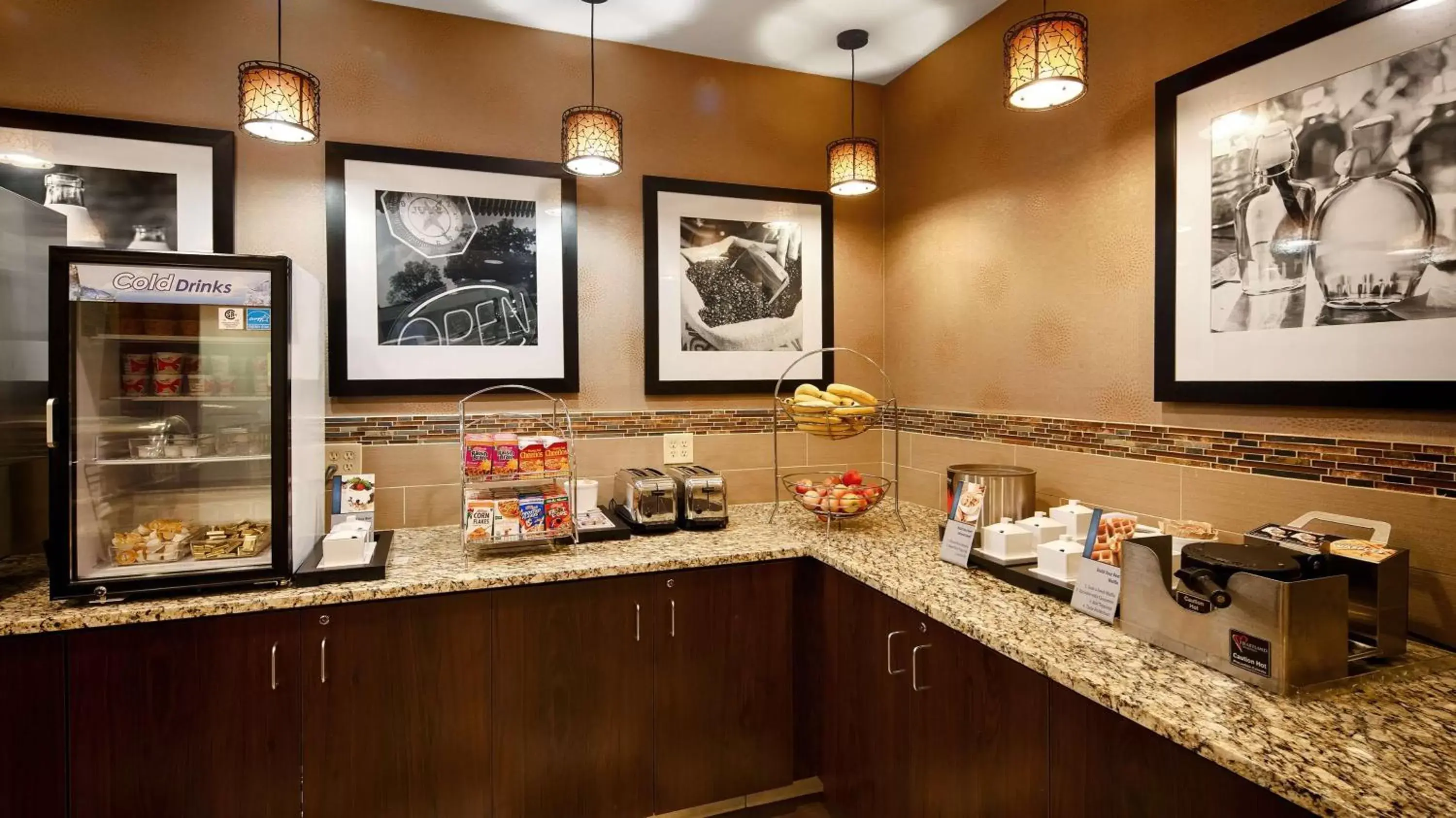 Restaurant/places to eat in Best Western Plus St. Paul North/Shoreview