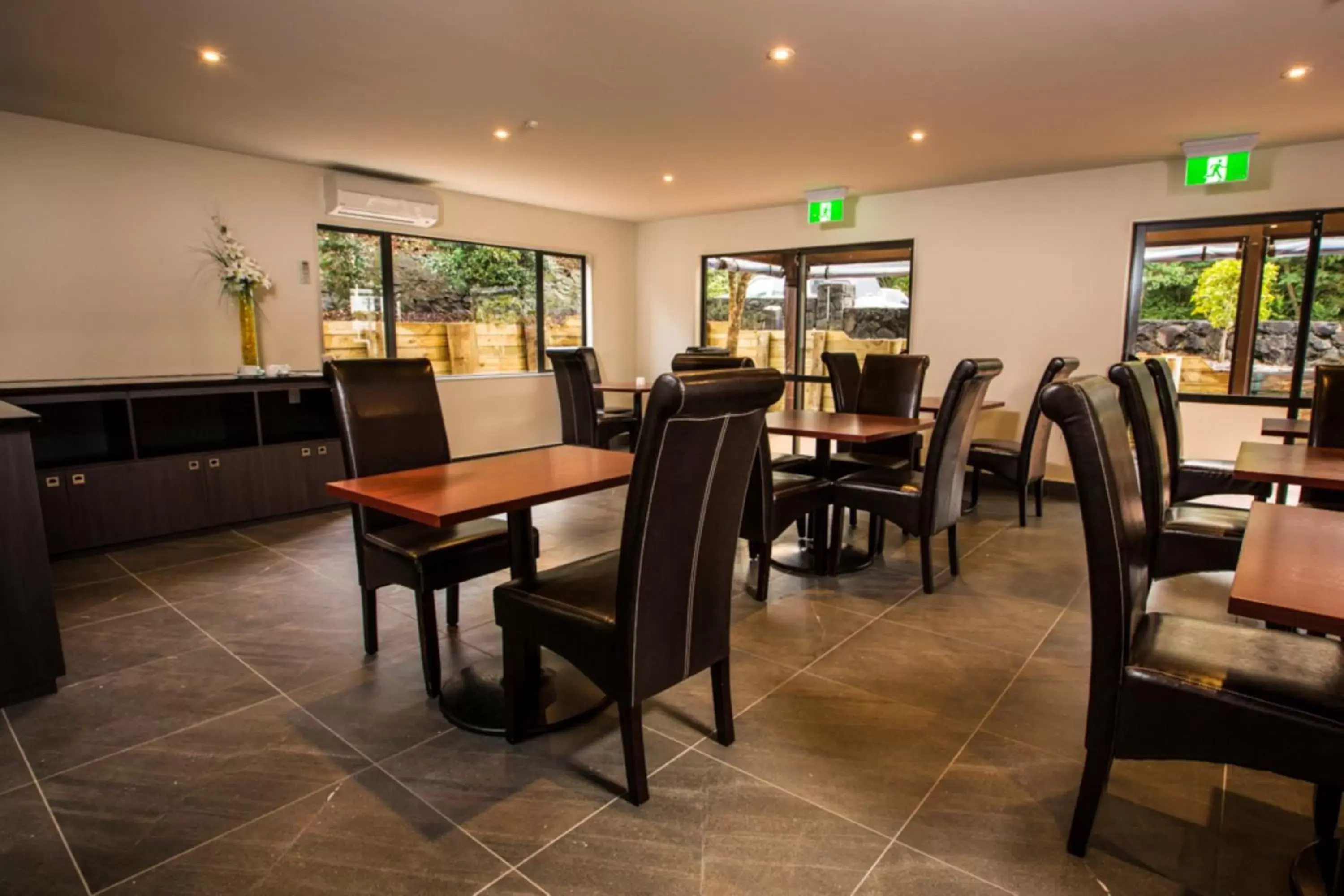 Restaurant/Places to Eat in Greenlane Suites