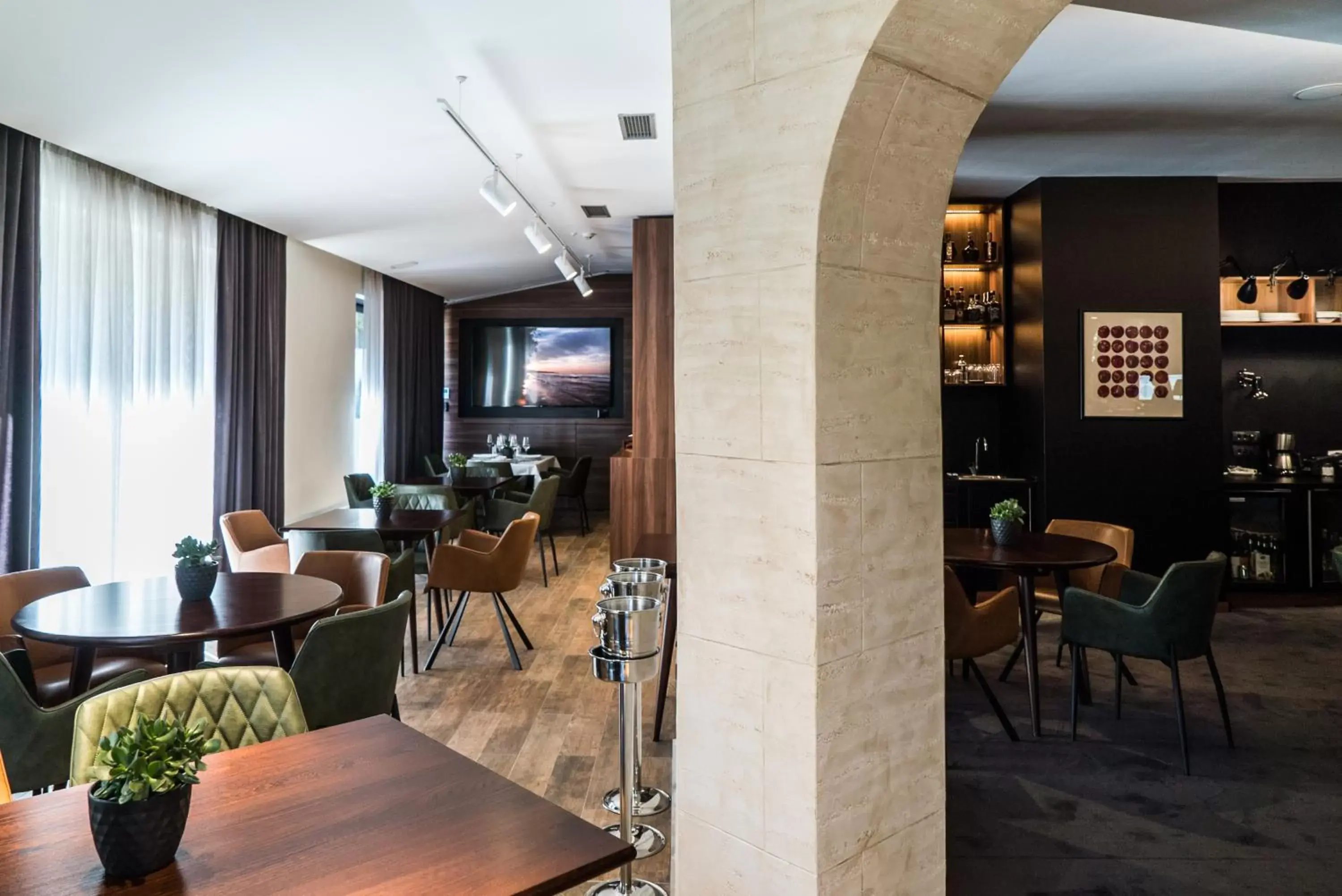Restaurant/places to eat, Lounge/Bar in Best Western Premier Natalija Residence
