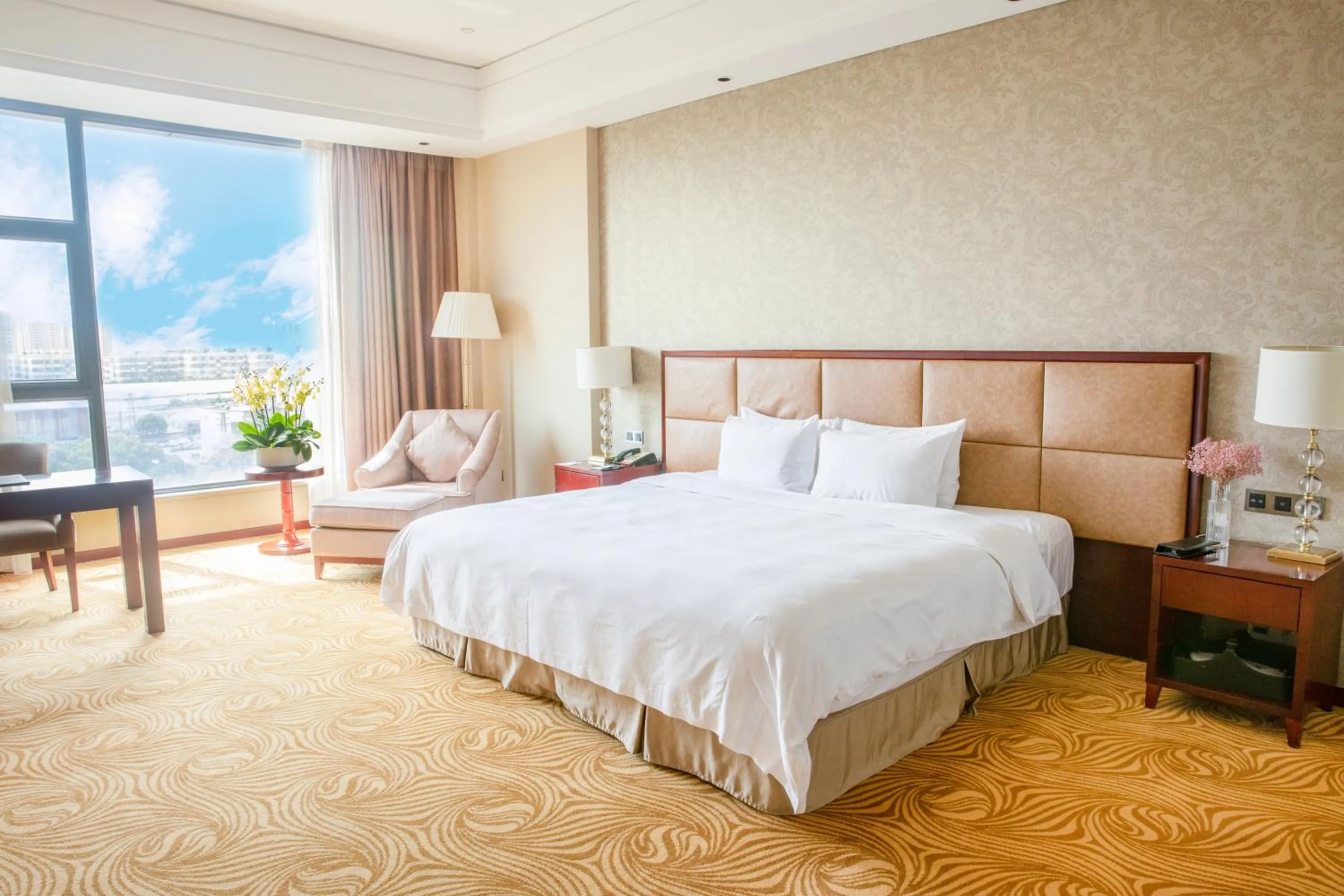 Photo of the whole room, Bed in Holiday Inn Foshan Nanhai Central by IHG