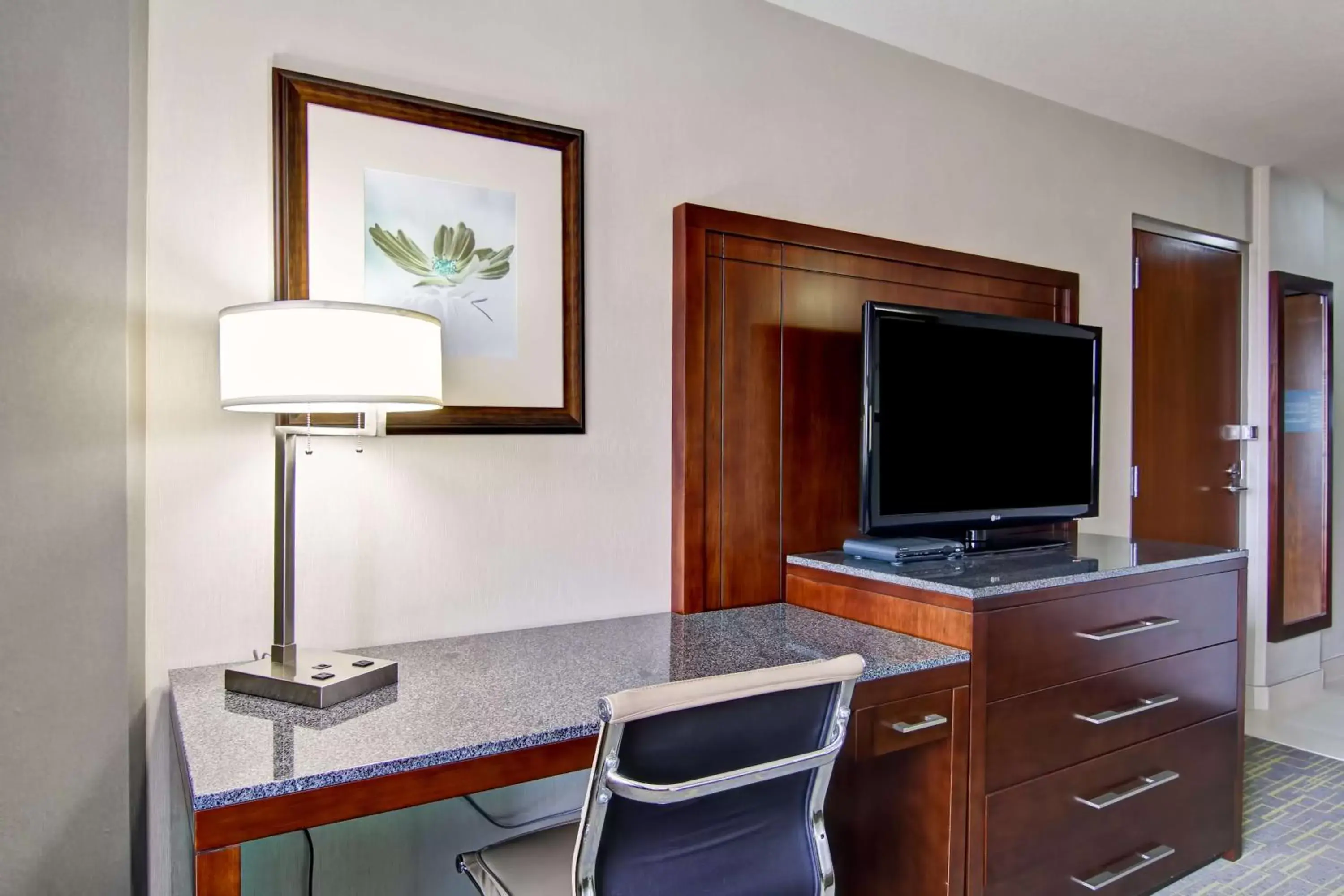 Bed, TV/Entertainment Center in DoubleTree by Hilton - Kamloops