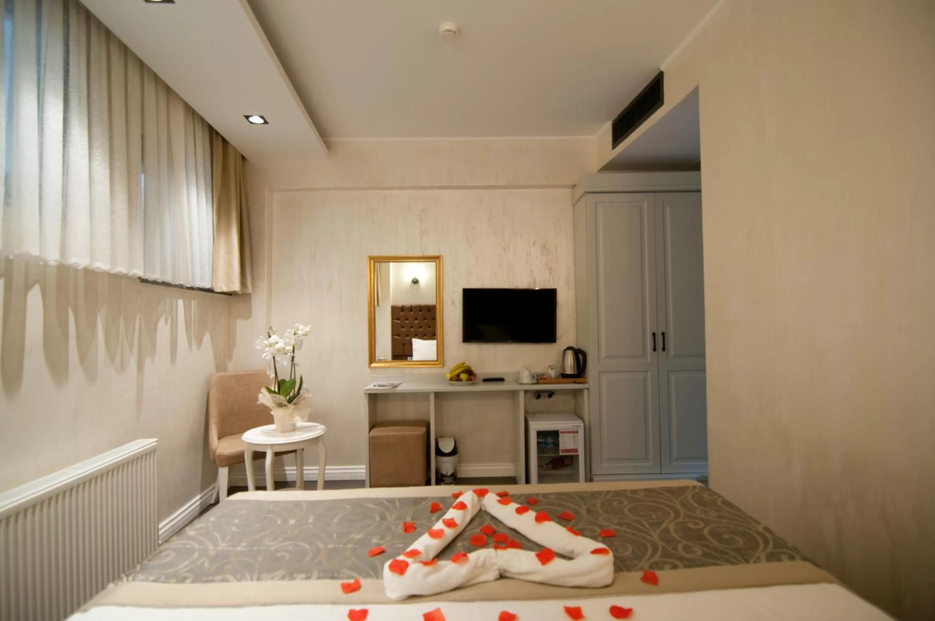 Bed, TV/Entertainment Center in Pruva Hotel