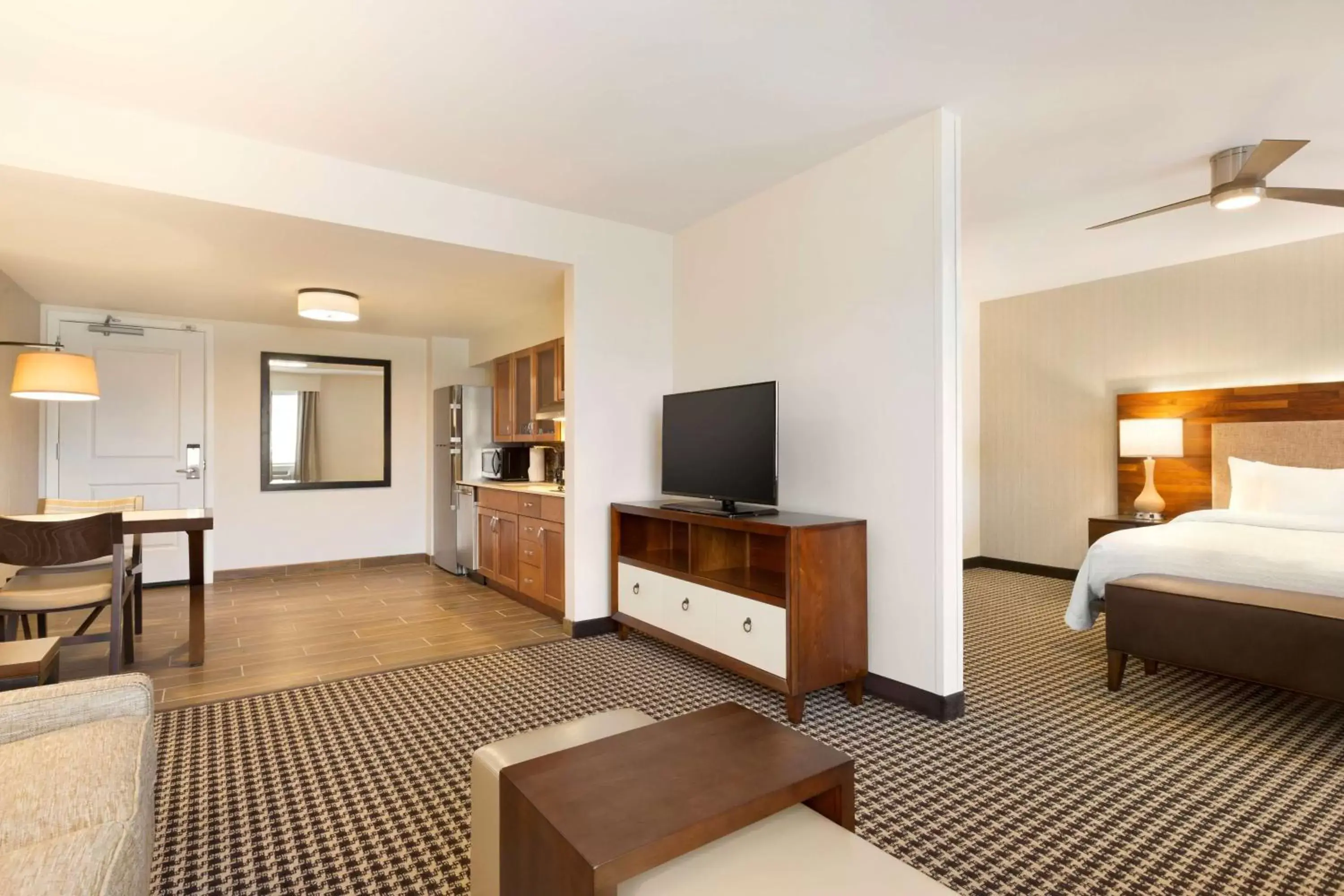 Bed, TV/Entertainment Center in Homewood Suites By Hilton Augusta