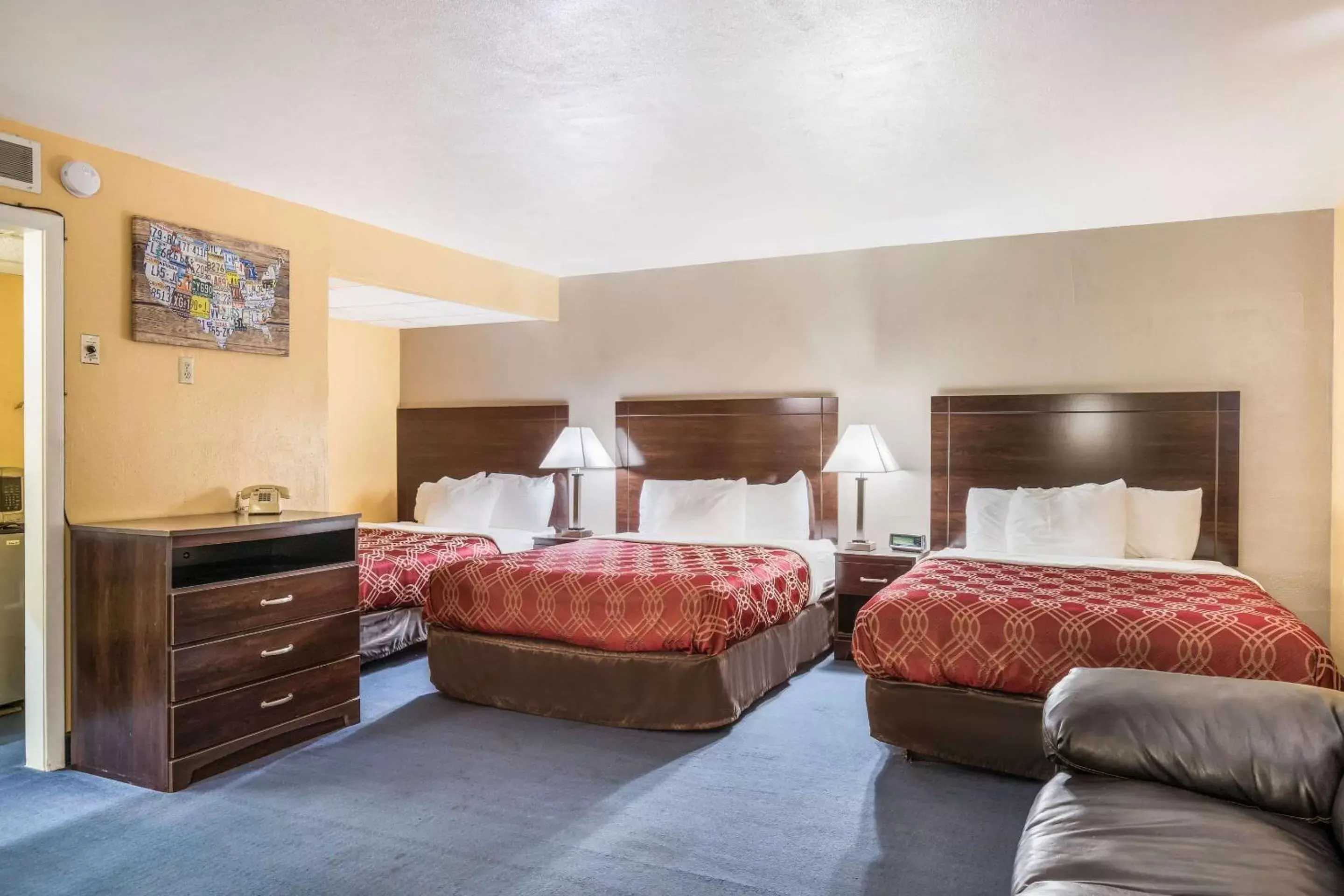 Photo of the whole room, Bed in Econo Lodge Cameron