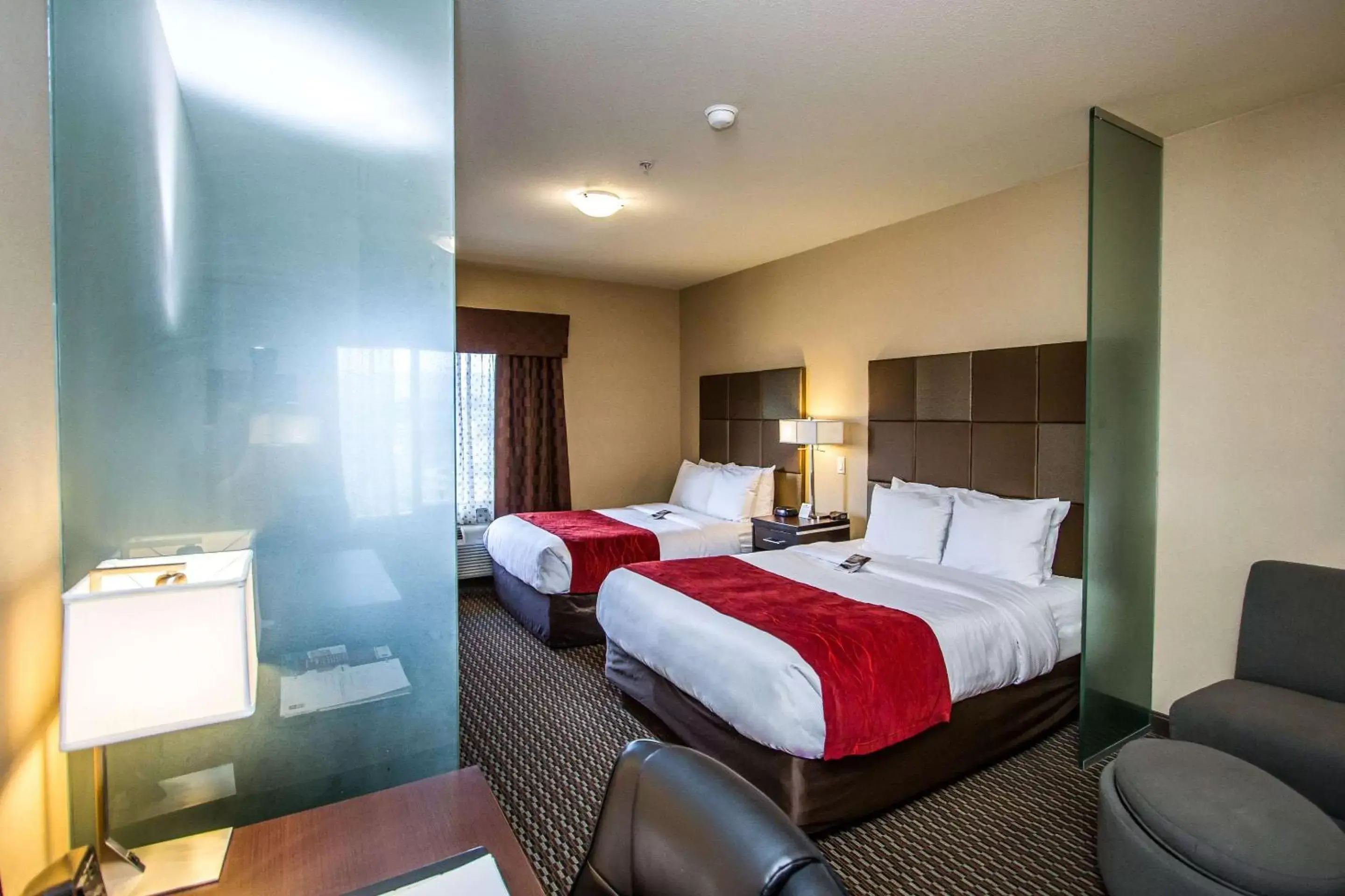 Photo of the whole room, Bed in Comfort Suites Kelowna