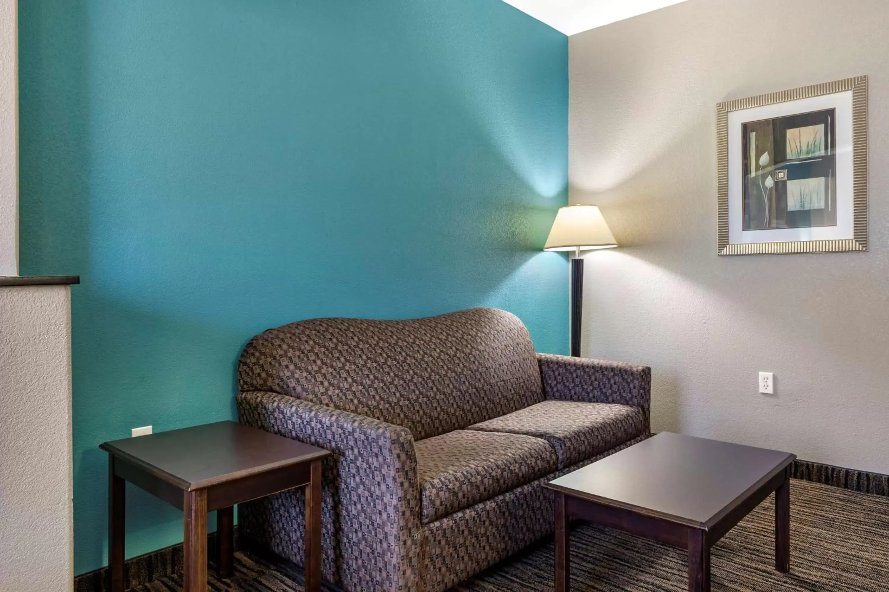 Living room, Seating Area in Best Western Mineola Inn