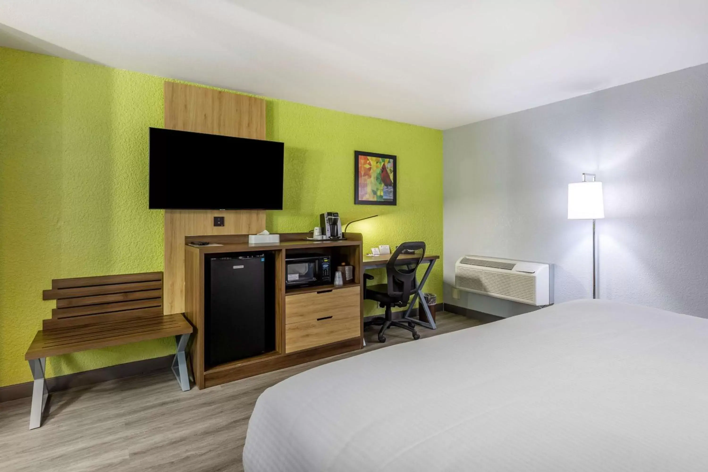 Bedroom, TV/Entertainment Center in Best Western Plus St. Louis West-Westport