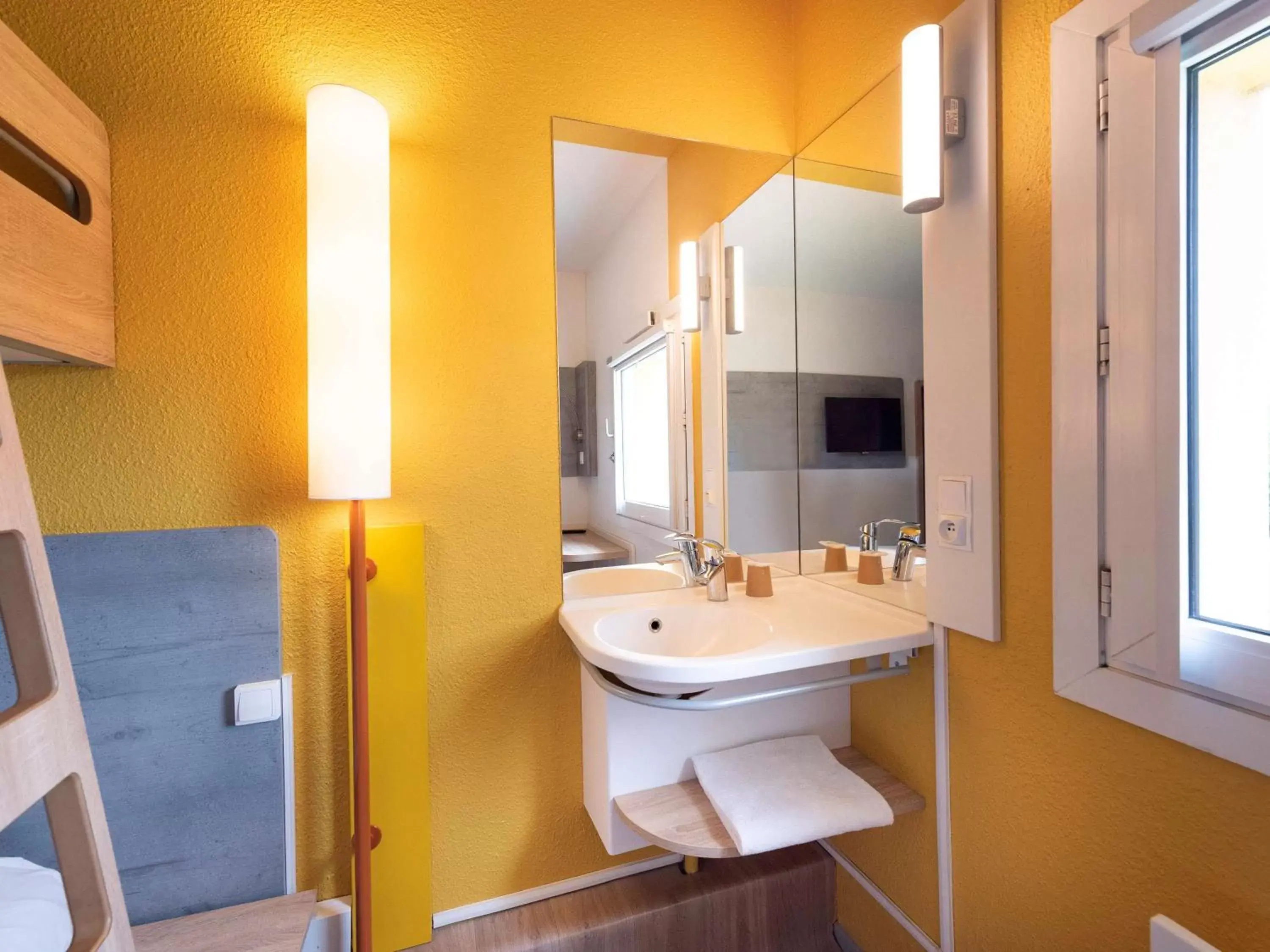 Photo of the whole room, Bathroom in ibis budget Nimes Caissargues