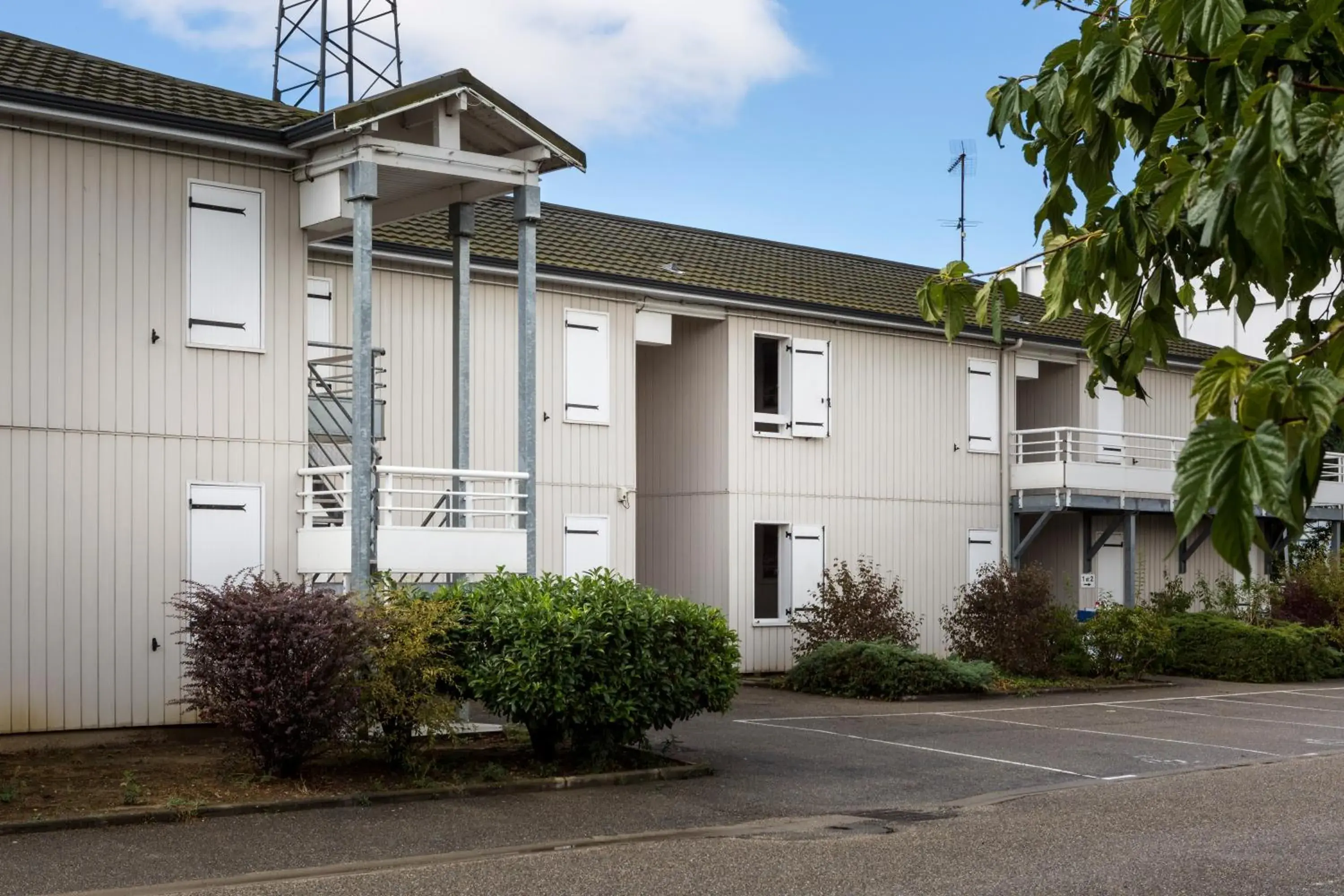 Property building in Initial by balladins Lyon / Chanas Property building in Initial by balladins Lyon / Chanas