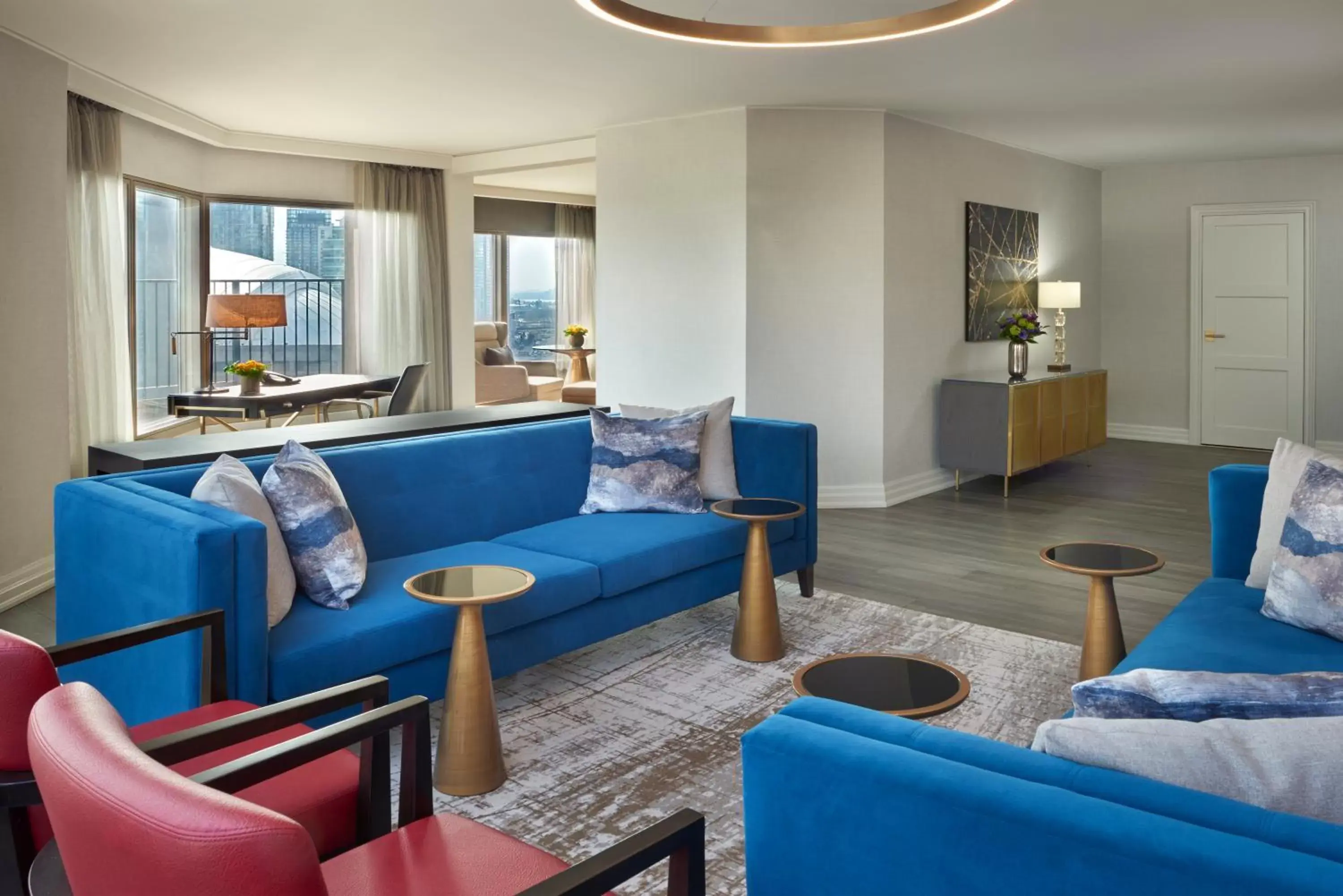 Photo of the whole room, Seating Area in InterContinental Toronto Centre, an IHG Hotel