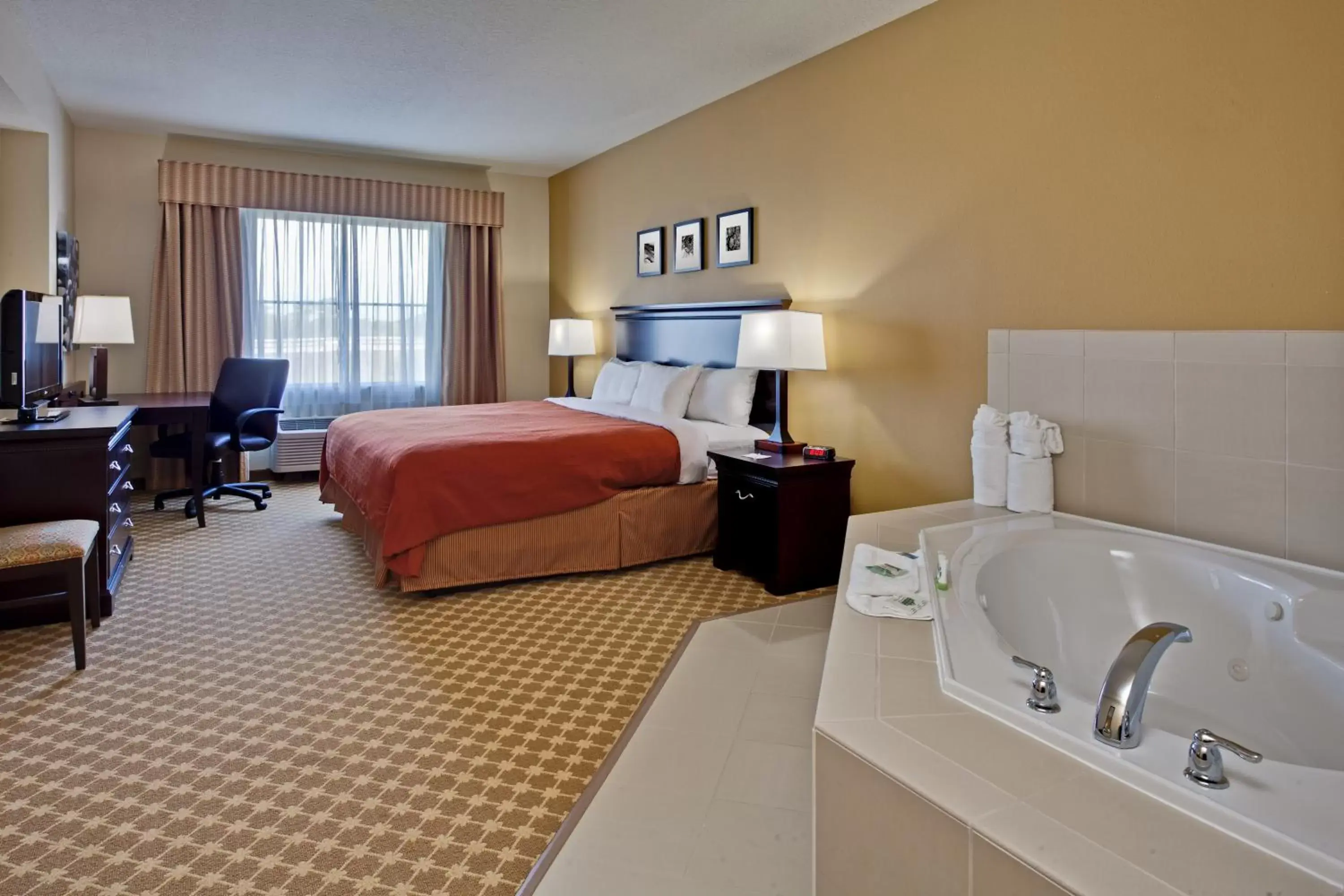 Bed in Country Inn & Suites by Radisson, Port Orange-Daytona, FL