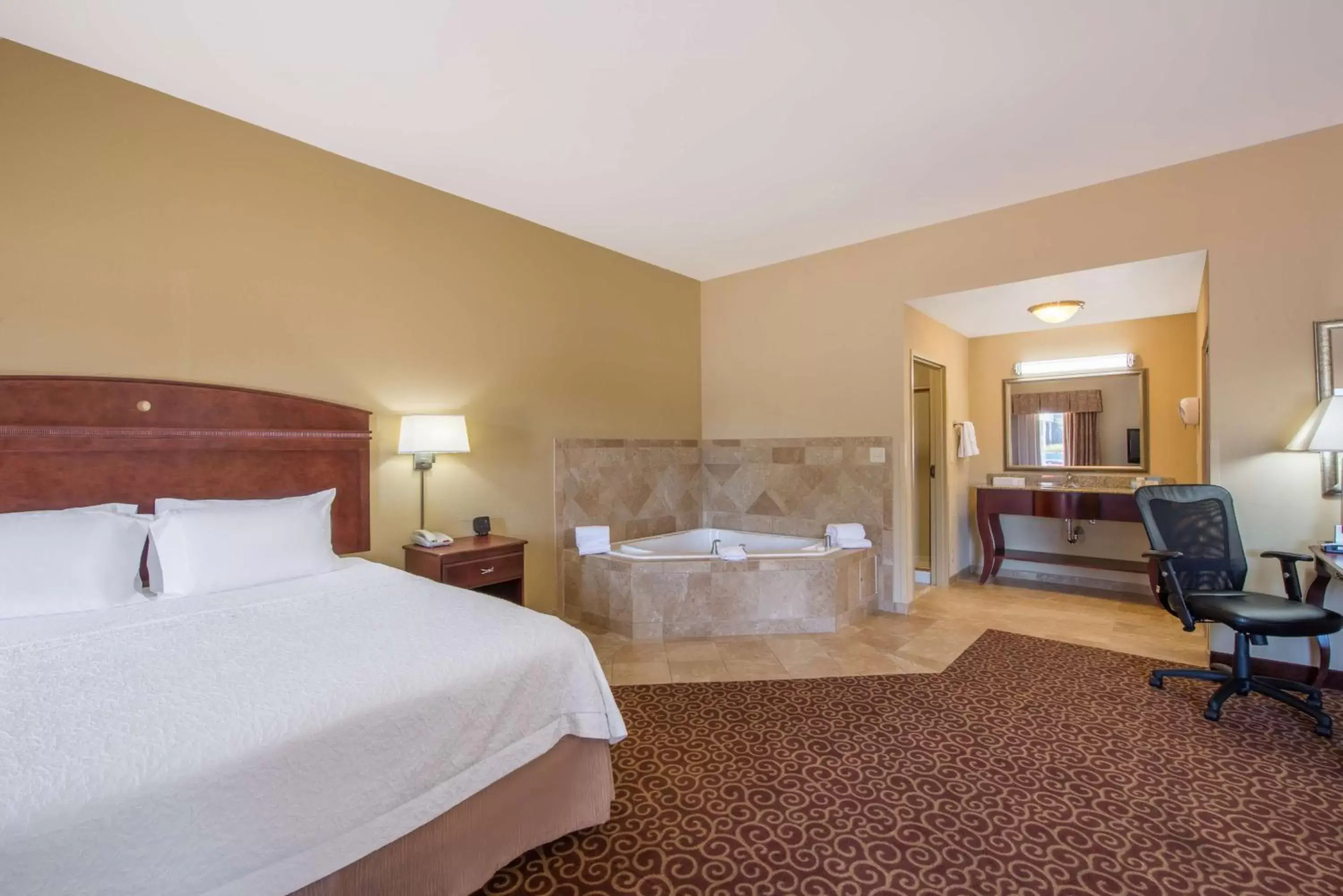 Bed in Hampton Inn & Suites Oklahoma City - South