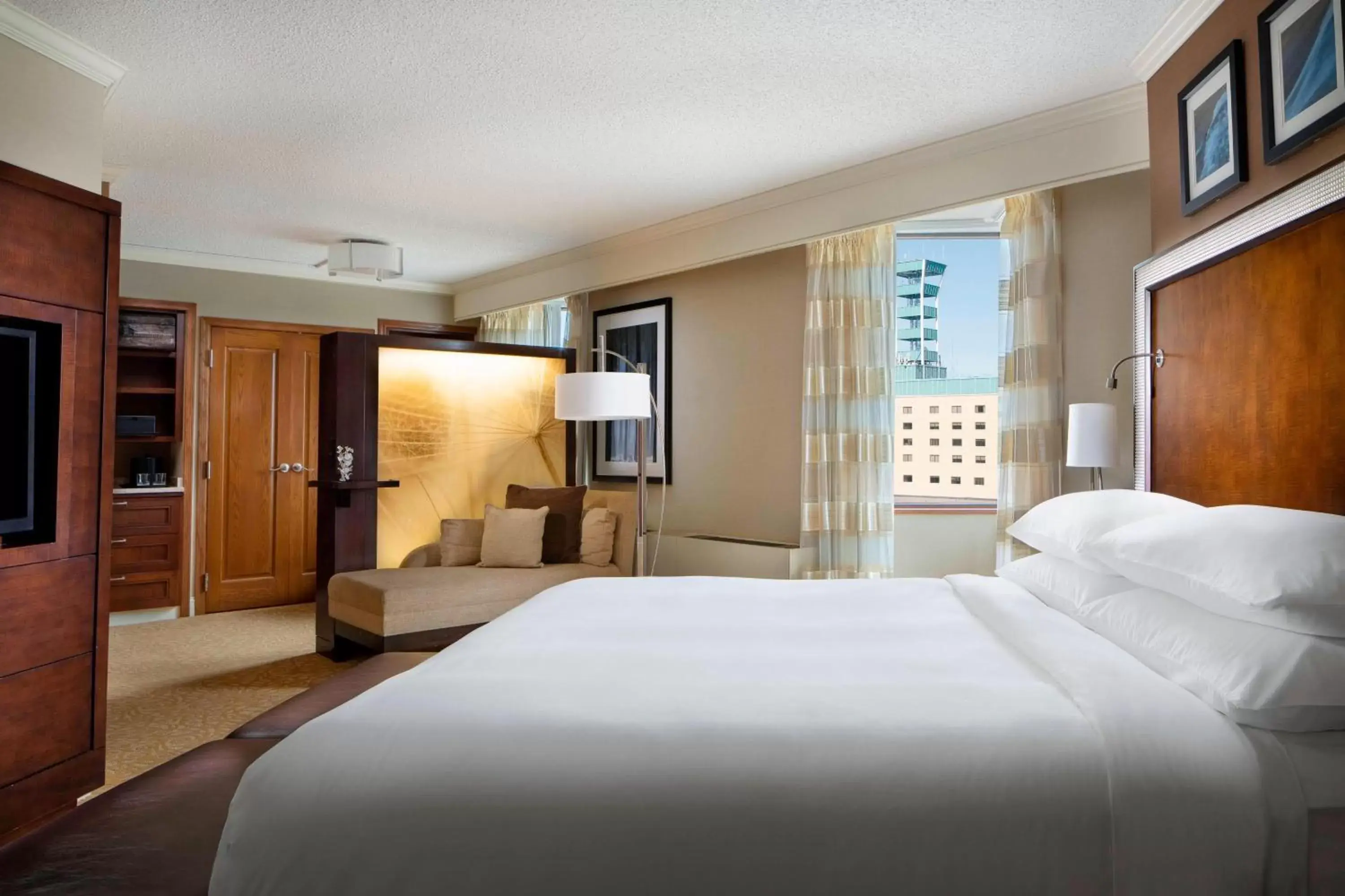 Bedroom, Bed in The Lincoln Marriott Cornhusker Hotel