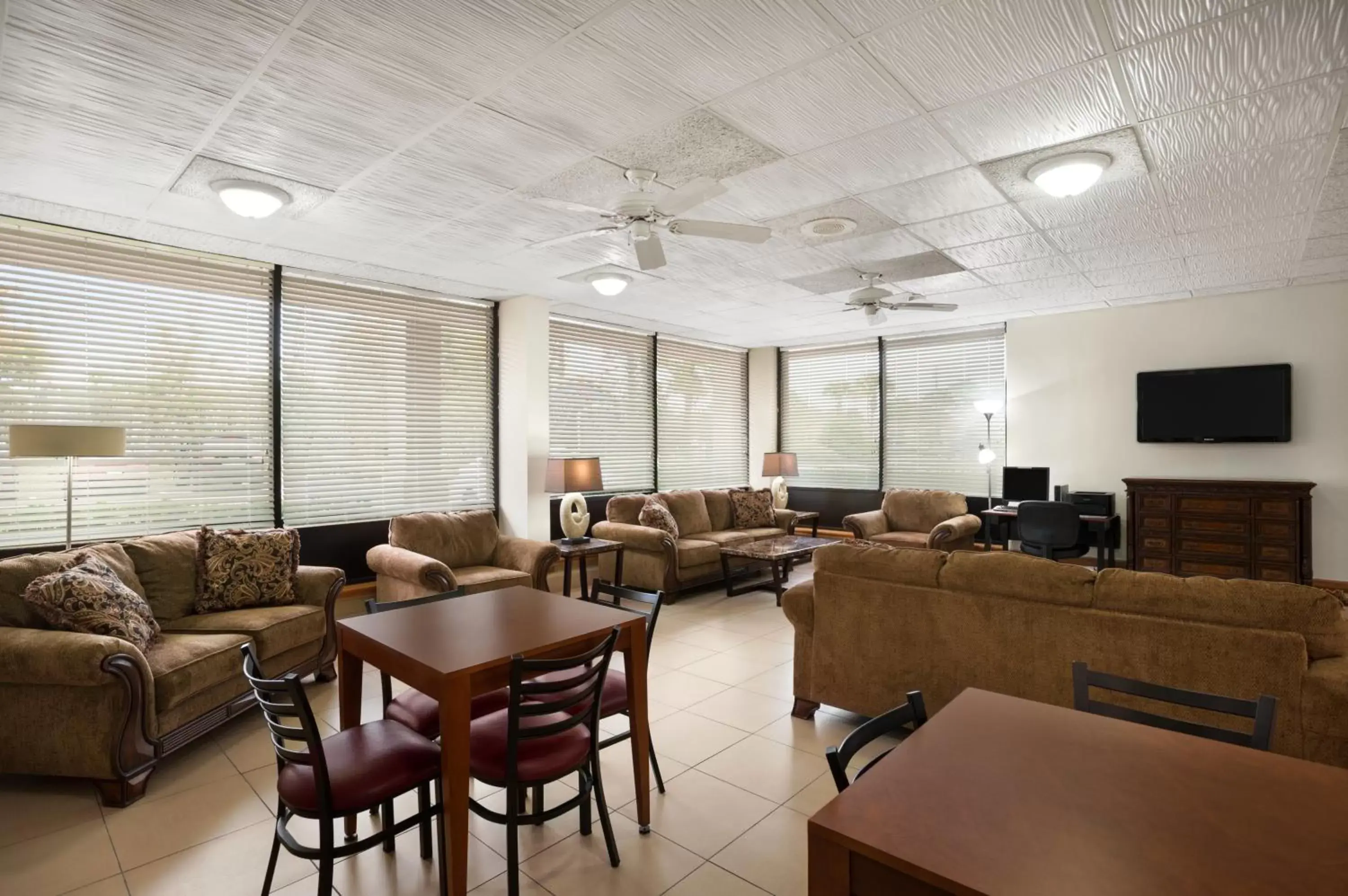 Communal lounge/ TV room, Seating Area in Days Inn by Wyndham Jacksonville Airport
